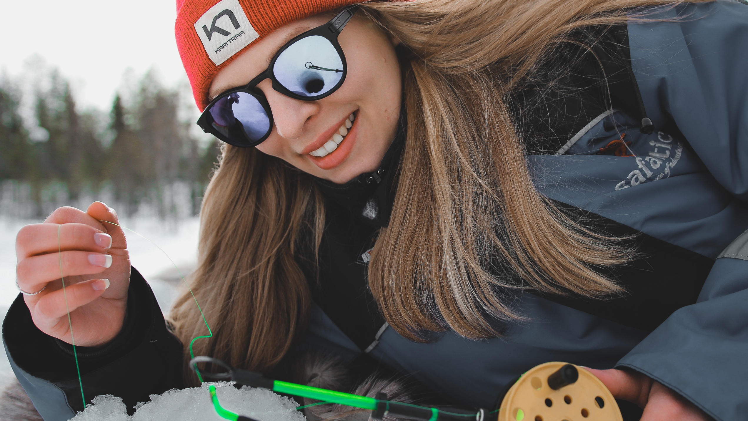 雪地摩托車和冰釣之旅，並享用美味的食物
