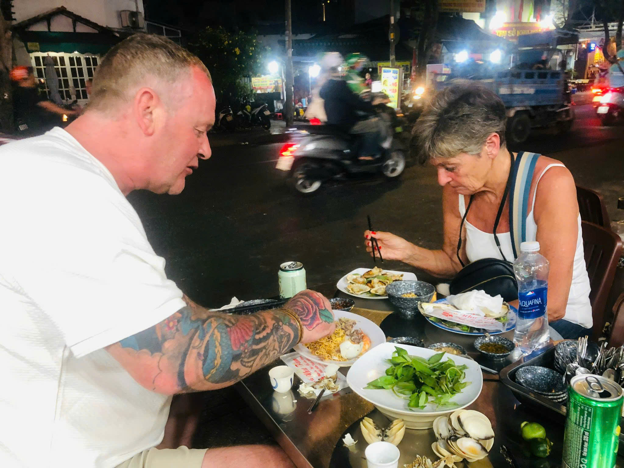 夜遊胡志明市－復古吉普車街頭美食之旅