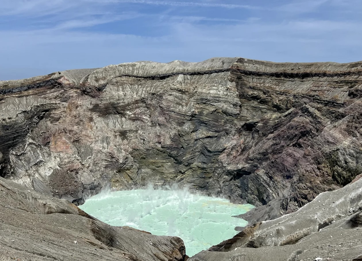 阿蘇山火山口 是活火山景觀，能近距離感受地熱氣息和火山地貌。拍照建議從觀景平臺拍攝全景，將冒菸的火口與遠山收納畫面。