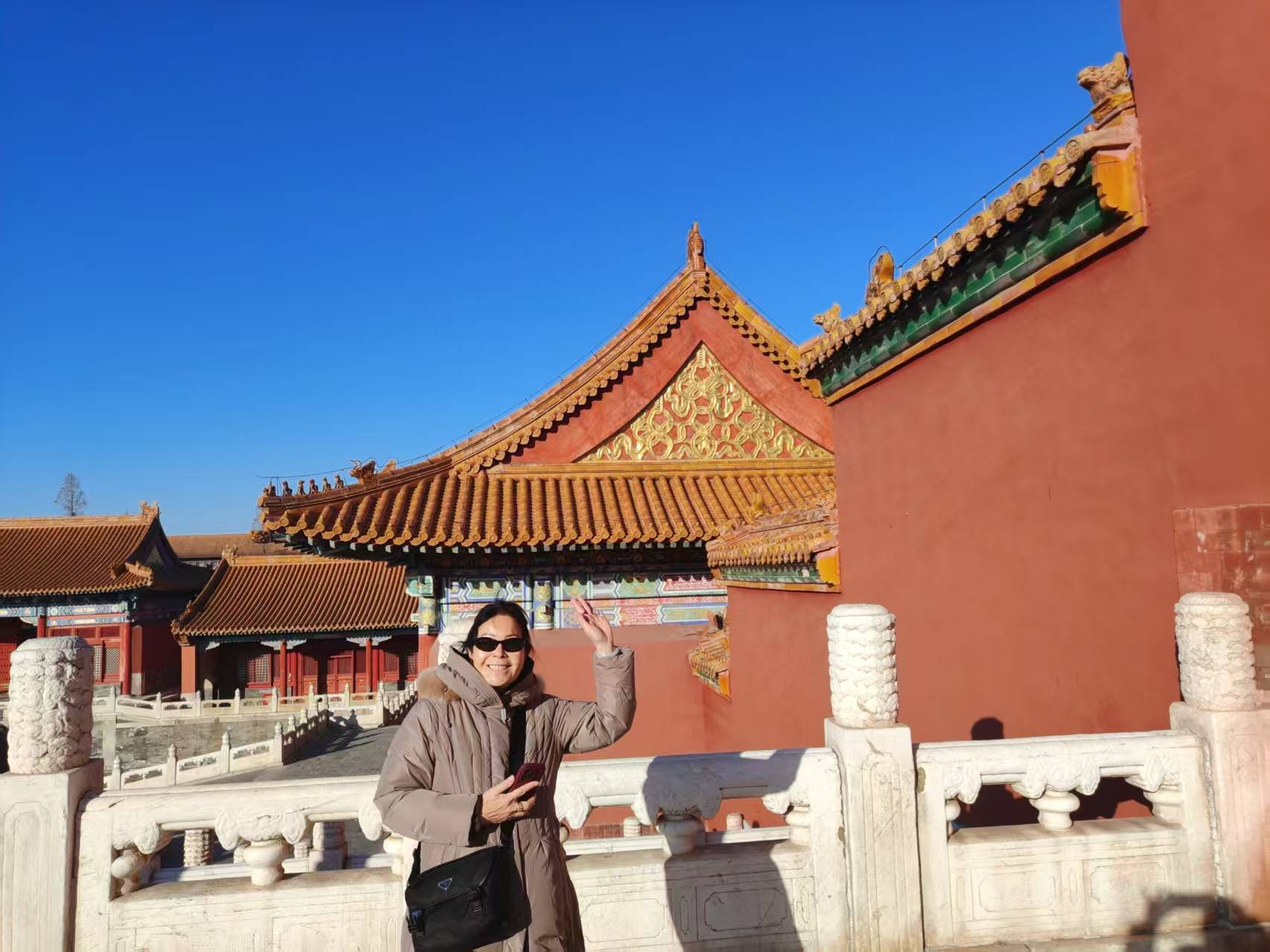 沿著故宮的中軸線繼續前行，保和殿將在您的視野中緩緩浮現。這座宮殿承載著深厚的歷史底蘊，既是皇帝大宴王公貴族、盡顯皇家奢華氣派的重要場所，也是科舉殿試的舉辦地，無數懷揣理想的學子曾在此奮筆疾書、開啟仕途。
再往裡走，便是神秘的內廷。這裡是皇帝日常起居、處理政務與皇室成員生活的私密空間，相較於外朝的莊嚴肅穆，多了幾分生活氣息卻不失尊貴精緻。接下來的 1.5 至 2 個小時，您將全身心沉浸於故宮的歷史世界，穿梭在巍峨宮殿、寧靜庭院與典雅花園間，每一處角落都散發著古老而迷人的氣息。