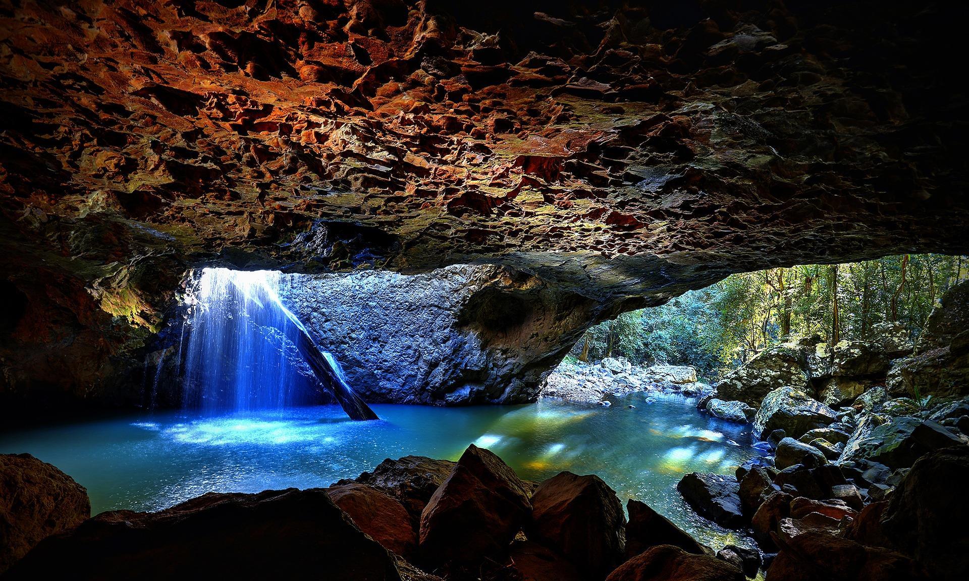 因水流沖蝕形成的天然洞穴“自然橋” 因水流沖蝕形成的天然洞穴“自然橋”