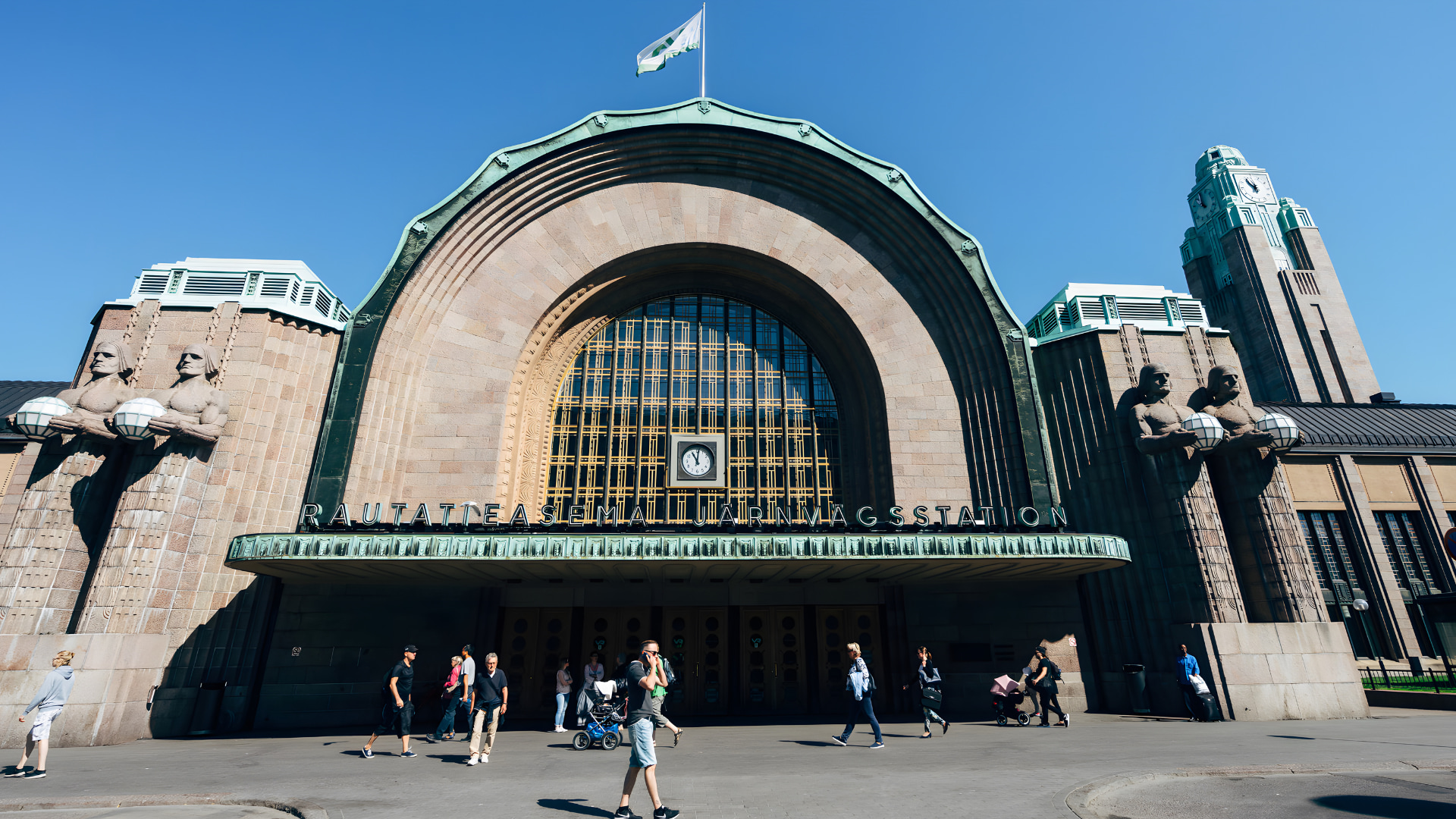 赫爾辛基中央火車站是一座建築地標,以其引人注目的花崗岩外牆、標誌性的鐘樓以及作為通往首都的繁華門戶而聞名,將旅客連接到芬蘭各地的目的地。 赫爾辛基中央火車站是一座建築地標,以其引人注目的花崗岩外牆、標誌性的鐘樓以及作為通往首都的繁華門戶而聞名,將旅客連接到芬蘭各地的目的地。