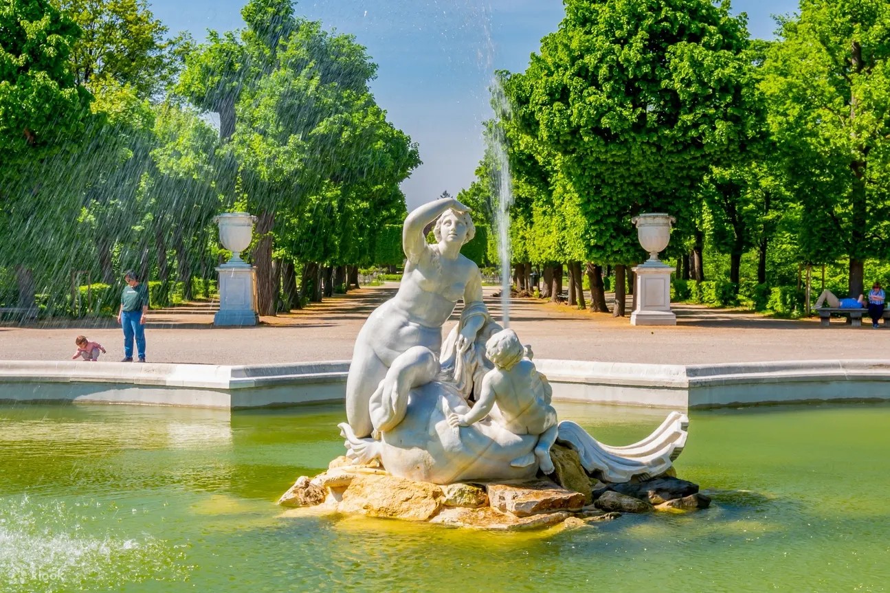 維也納：熊布朗宮和花園導覽遊 (Vienna: Schönbrunn Palace and Gardens Guided Tour)