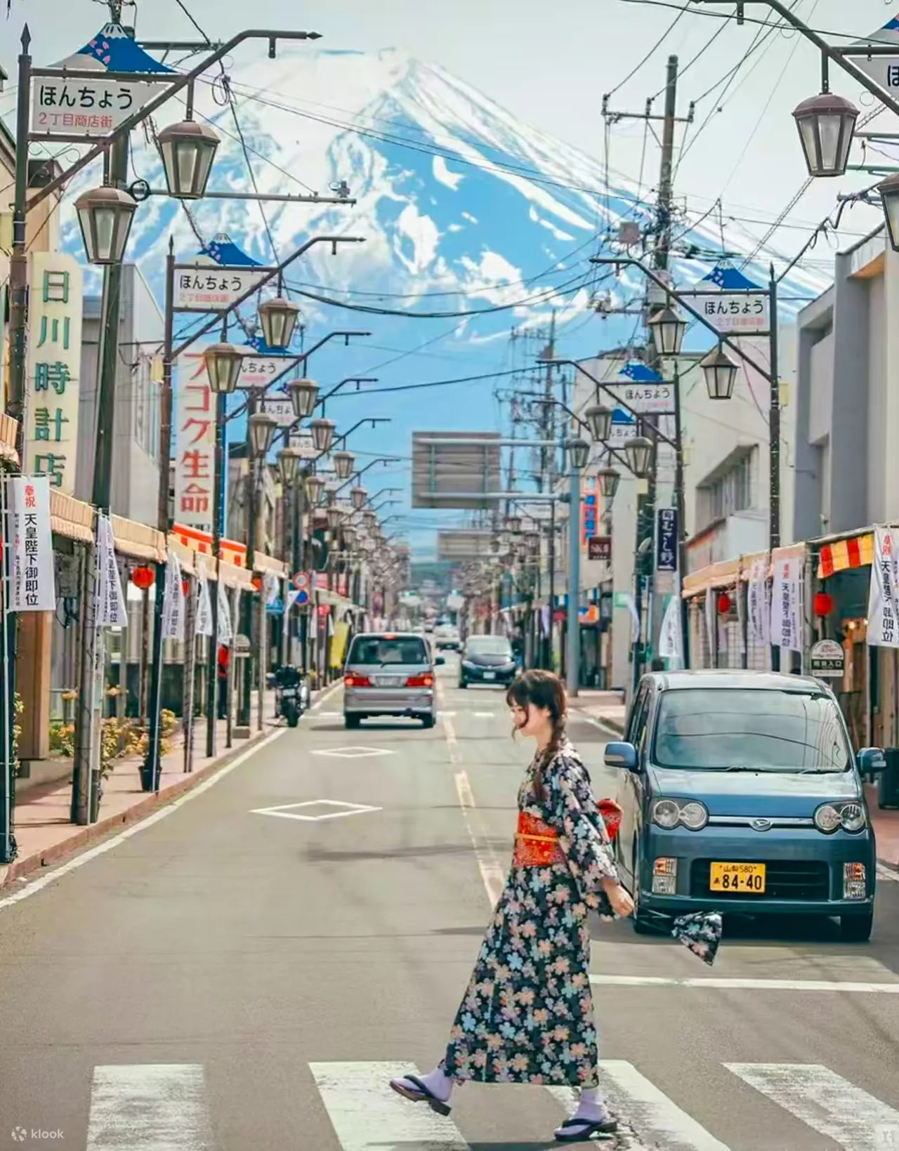 日川時計店被稱為富士山網紅拍照機位，昭和風的路燈與小店，出片極具日劇感。