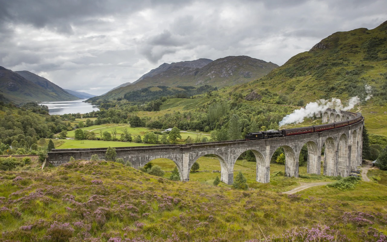 Glenfinnan Viaduct and Glencoe Full-Day Coach Tour from Edinburgh