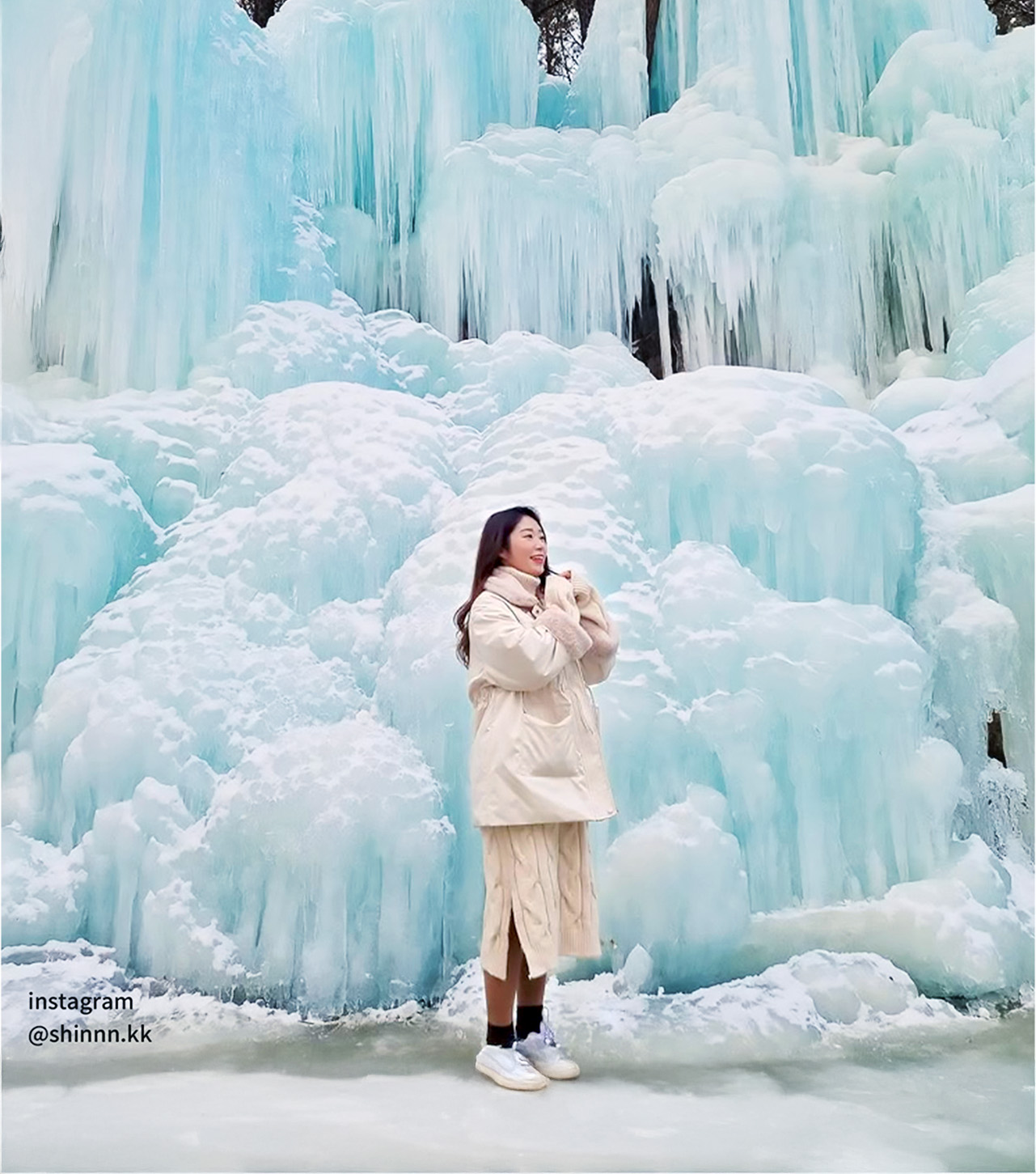 ❄️🩵 站在耀眼的藍色冰牆前，彷彿置身於一個真實的冬季奇幻世界。
