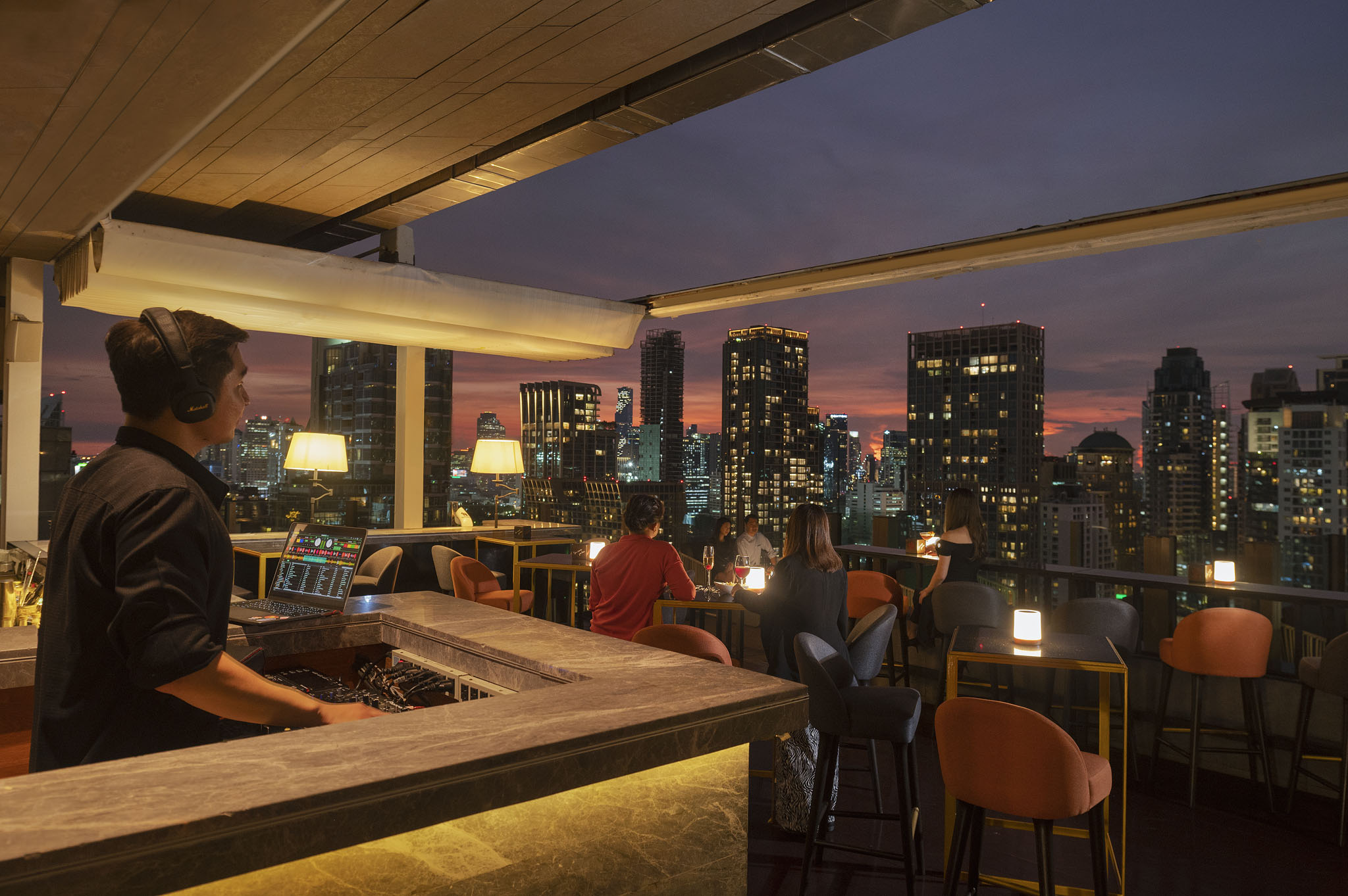 曼谷英迪格酒店CHAR屋頂酒吧 (CHAR Rooftop Bar at Indigo Hotel Bangkok)