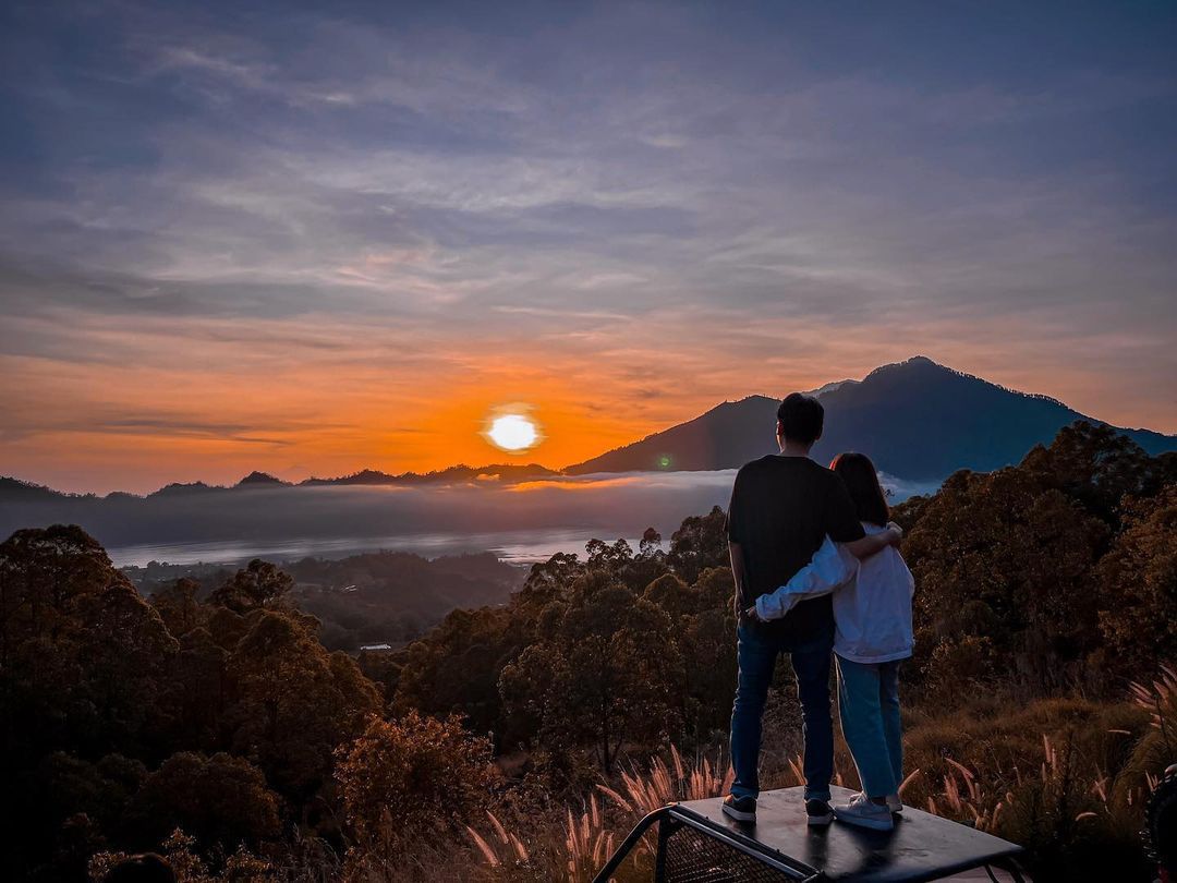  Watch the beautiful sunrise from Mount Batur from a jeep