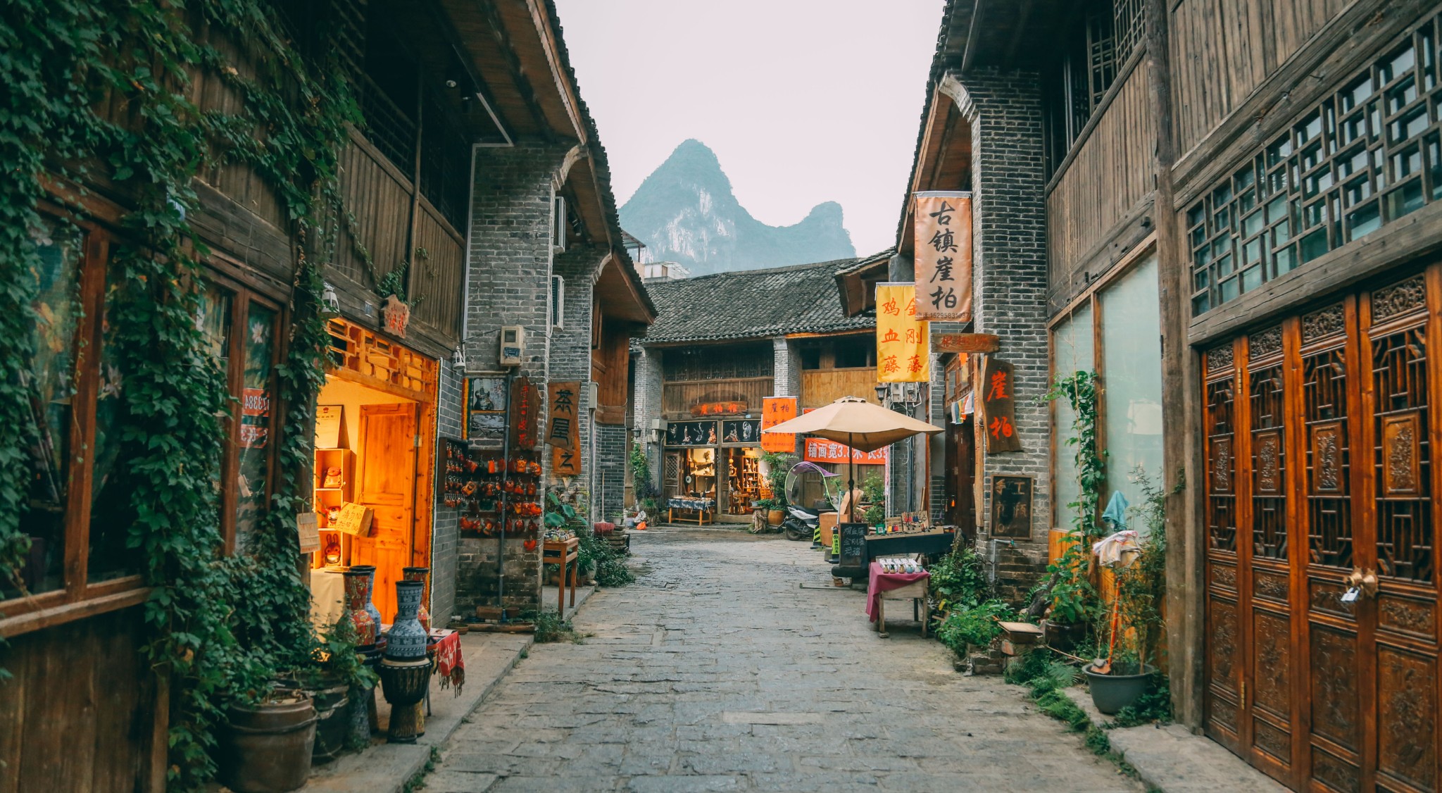 興坪古鎮：這座依灕江而建的千年古鎮保存著完整的青石板路和嶺南建築。作為20元人民幣背景圖案的取景地，古鎮不僅擁有古渡口、老戲臺等歷史遺蹟，更可品嚐地道油茶和田螺釀。在此漫步，既能感受古樸韻味，又是前往灕江精華段的理想起點。