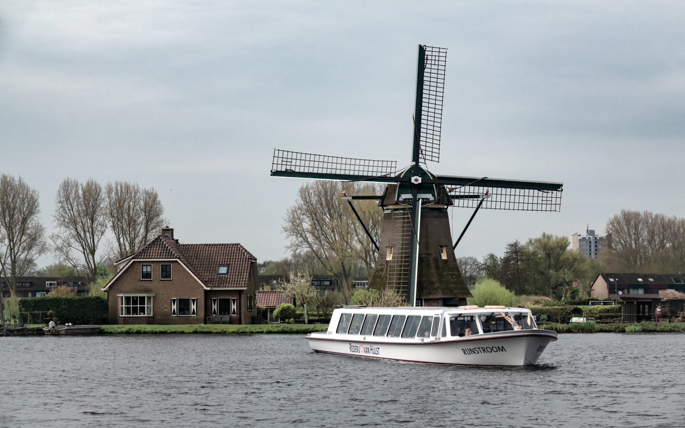 風車遊船在寧靜的荷蘭鄉村水域上平靜滑行 風車遊船在寧靜的荷蘭鄉村水域上平靜滑行