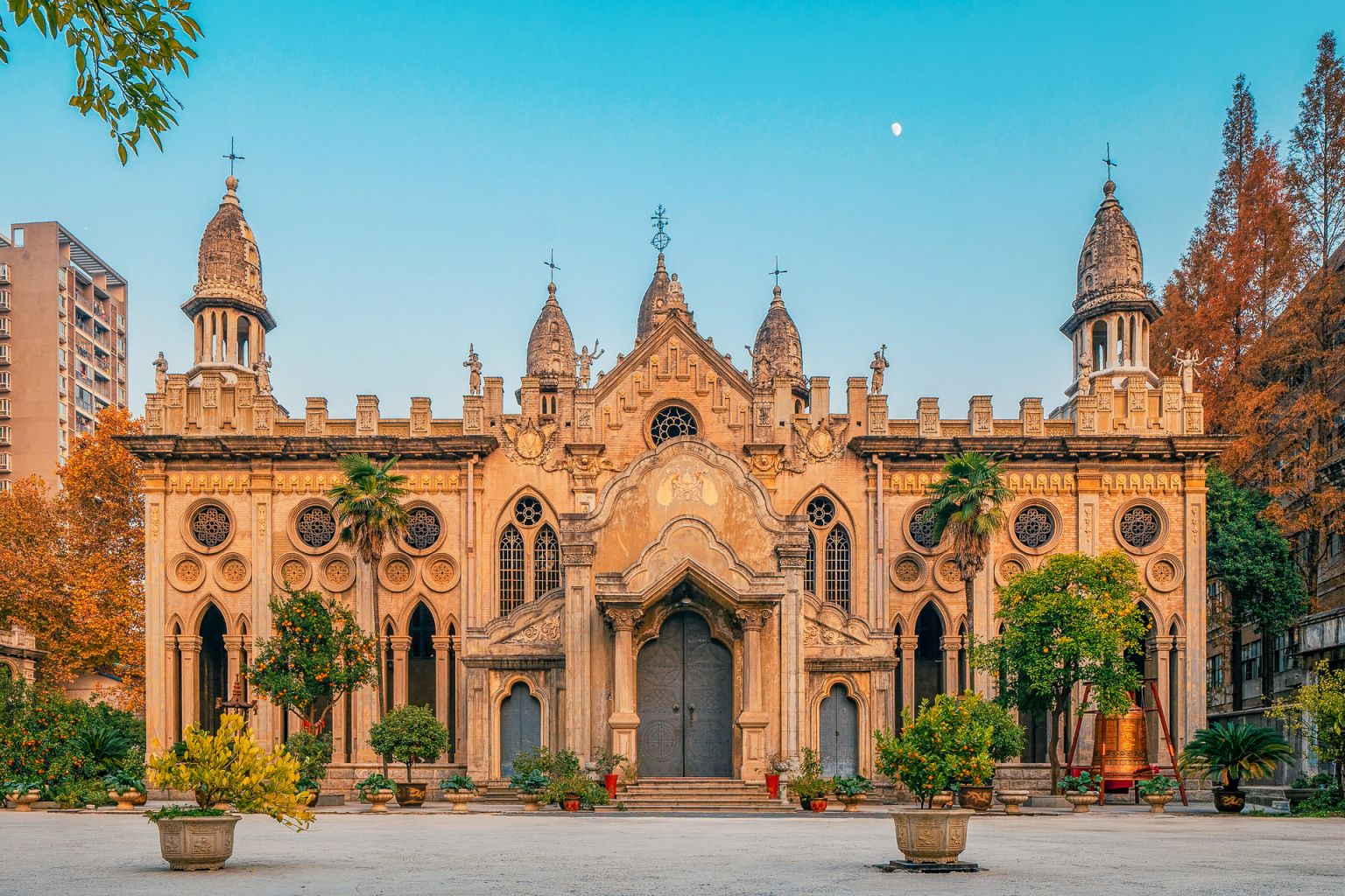 【古德寺】探訪中國唯一融合哥特式、羅馬式與佛教建築風格的百年古寺。獨特的蓮花佛塔與彩色玻璃窗展現中西文化交融，被列為全國重點文物保護單位。