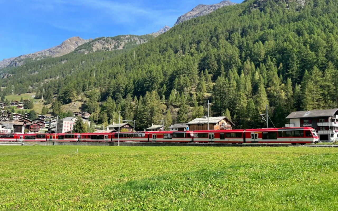 搭乘這趟風景優美的火車之旅，盡情飽覽壯麗的山巒與村莊景色。