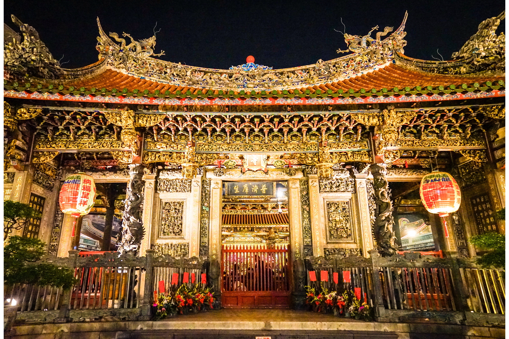 Taipei 101 & Chiang Kai-shek Memorial Hall & Longshan Temple & Ningxia Night Market: A Dazzling Taipei Night Tour