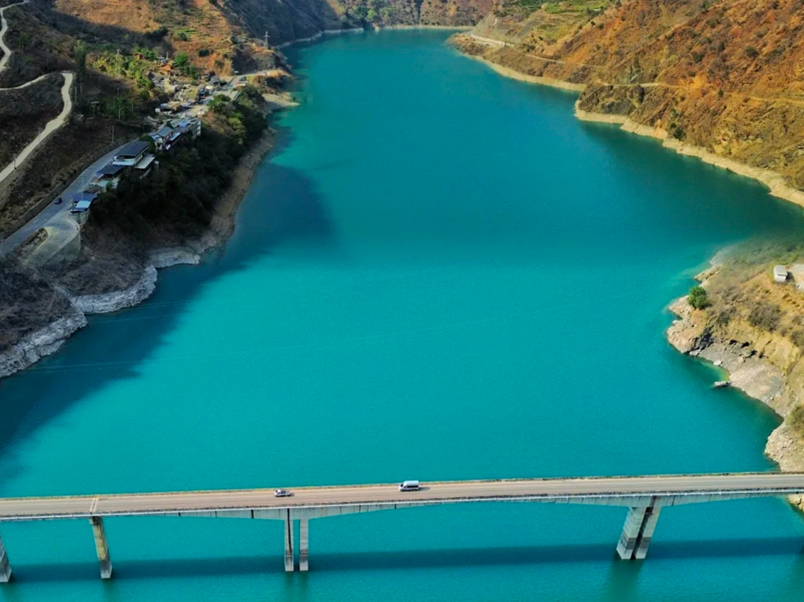 The Jinsha River Basin is one of the important birthplaces of early human civilization. As early as the Neolithic Age, humans lived and multiplied on both sides of the Jinsha River. Archaeologists have discovered many ancient human sites and cultural reli