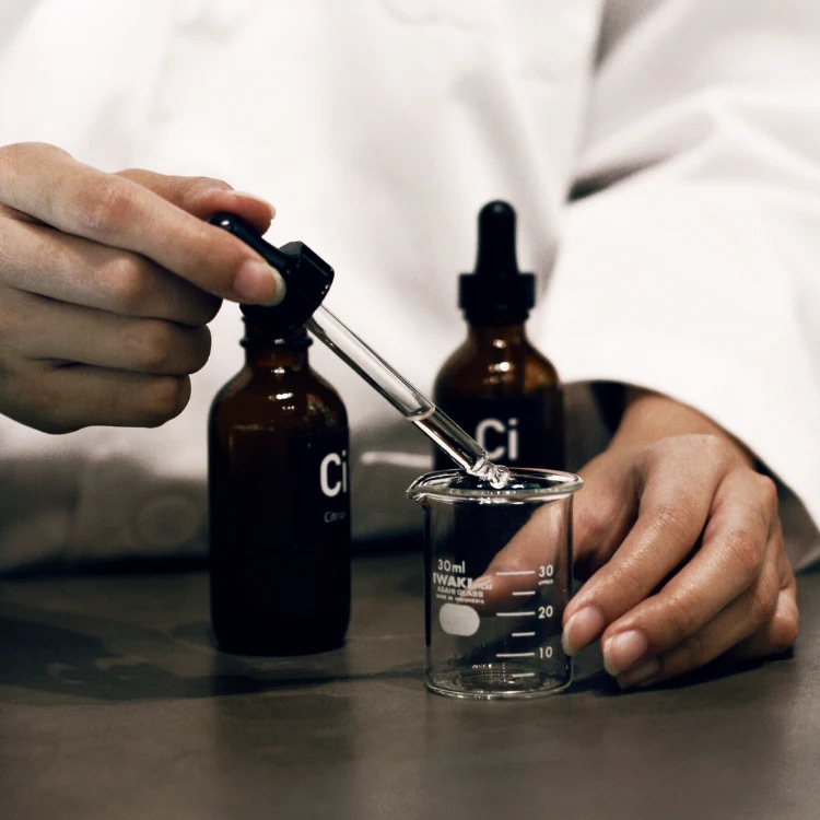 在曼谷的 Oo La Lab 調香與調酒體驗