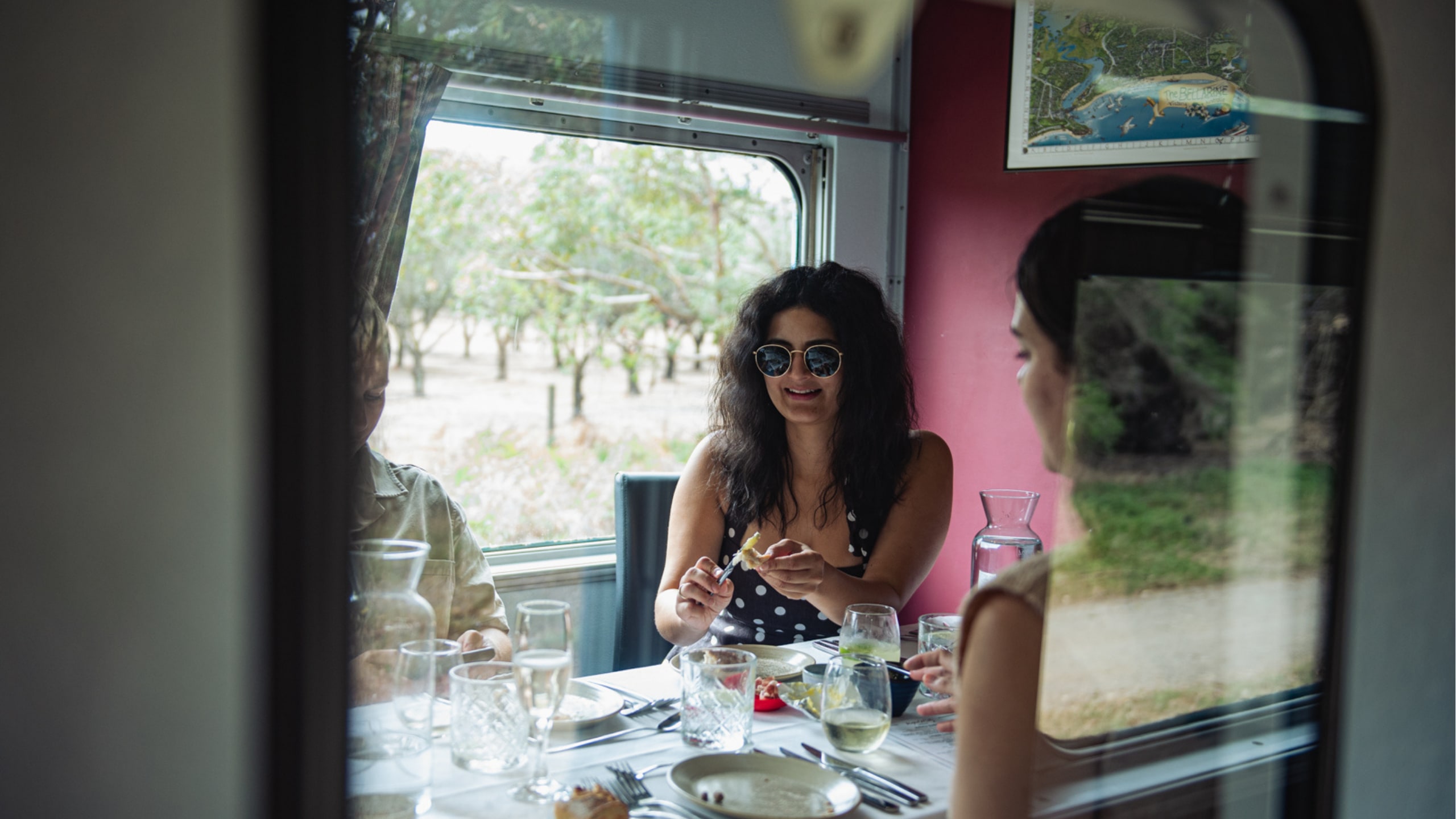 在三小時的用餐體驗中，盡享五道由當地最優質食材烹製的佳餚。