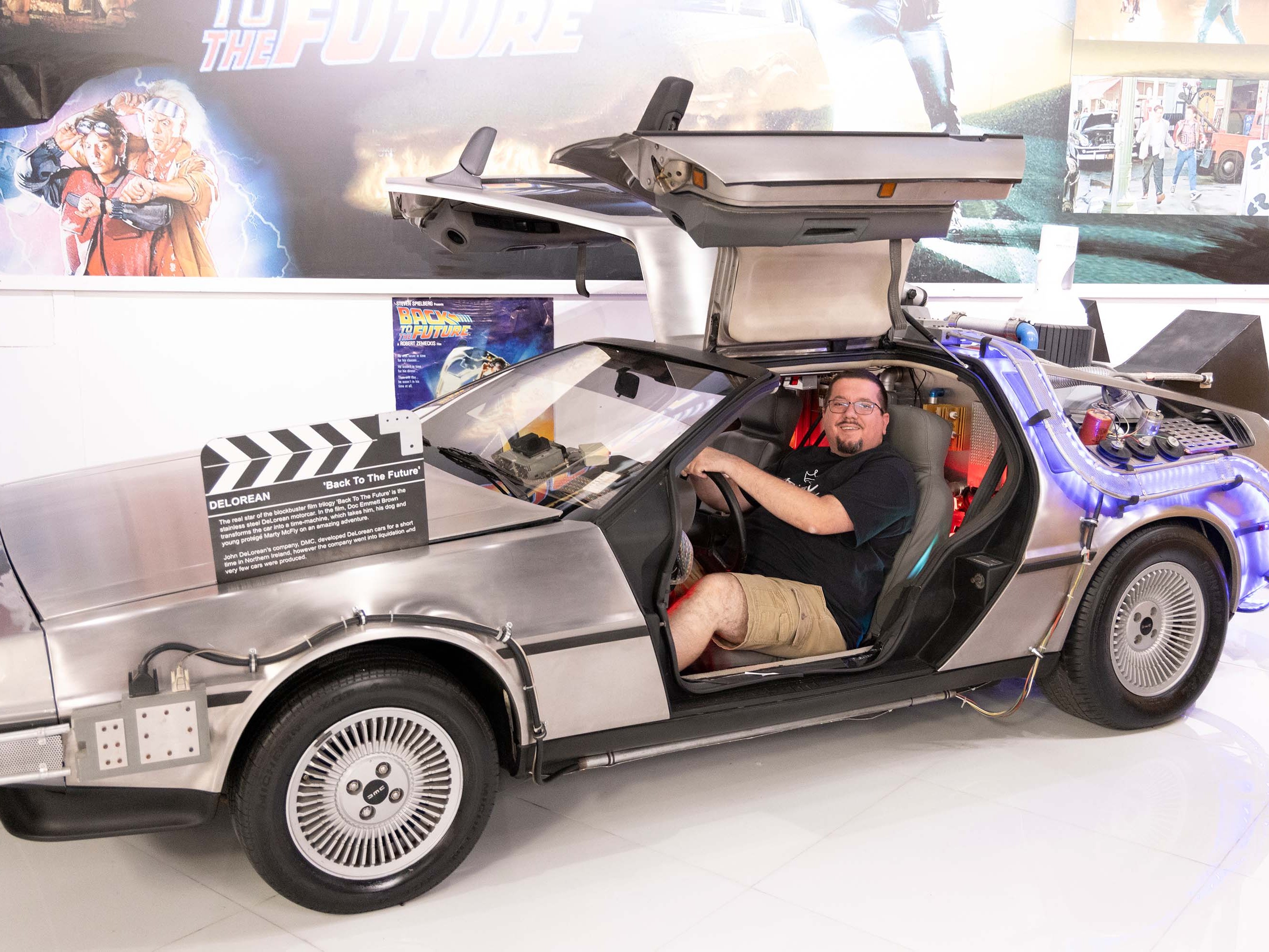 與《回到未來》電影中著名的德羅寧汽車一起穿越時空