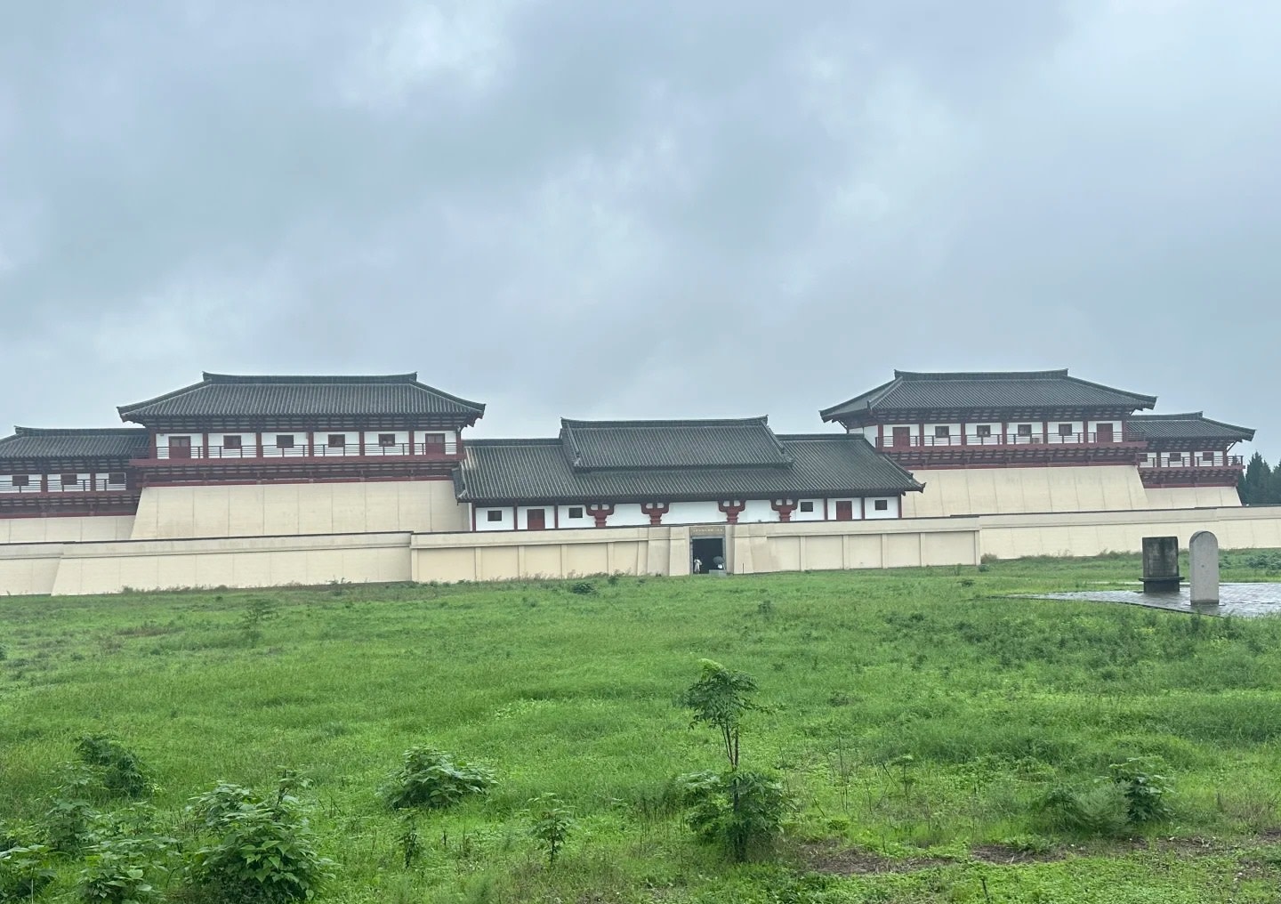 漢陽陵帝陵外藏坑遺址博物館，仿漢宮殿式建築矗立青草地，氣勢恢宏