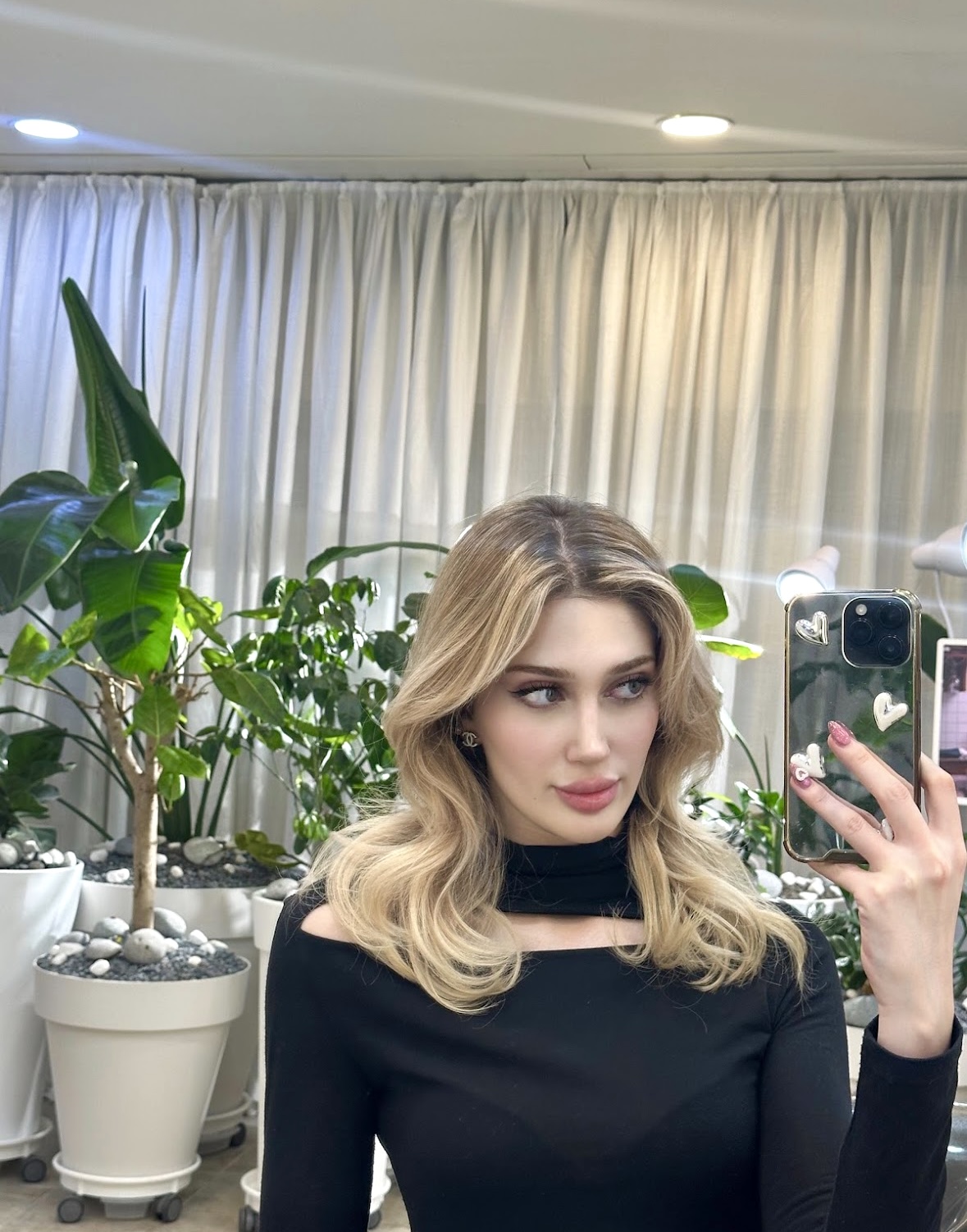 精緻的韓式剪裁和染髮，旨在提升您的自然美。
根據臉型和髮質提供個性化一對一造型服務，
打造比照片中更真實、更動人的韓式髮型。