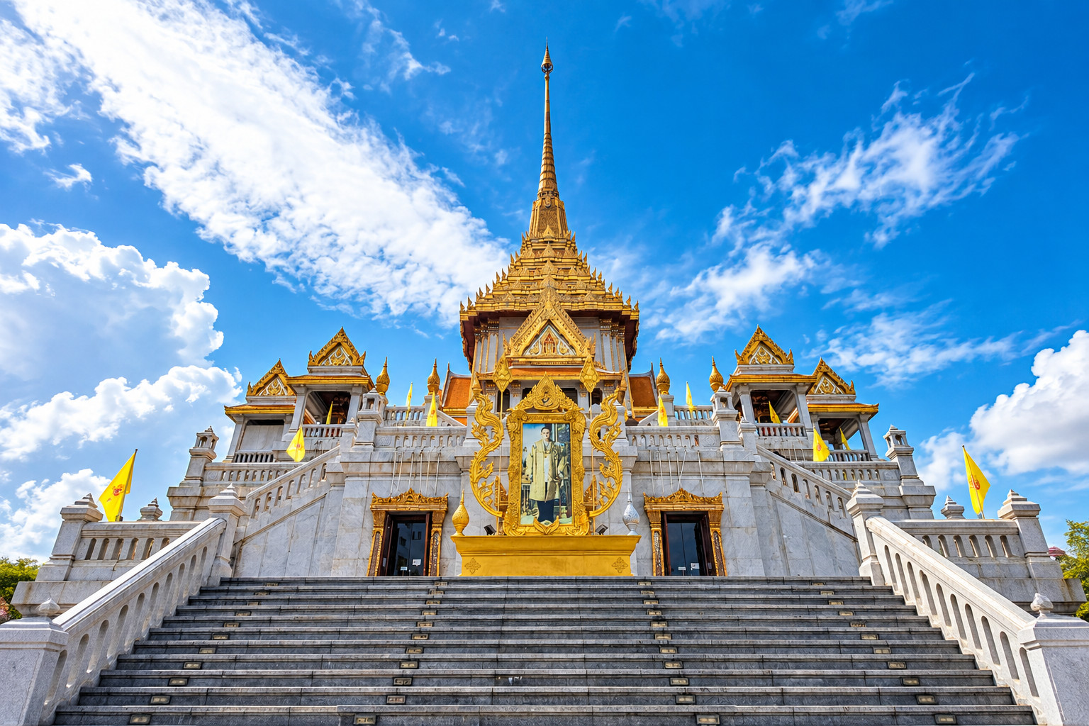 Bangkok Wat Traimit Half-Day Walking Tour with Jay Oh Chula Dinner