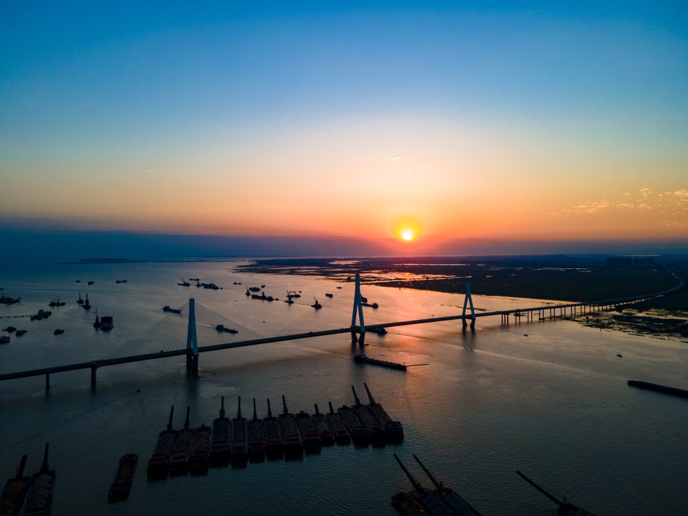 中國的第二大淡水湖，江湖人稱“八百里洞庭”，它廣闊無垠，波光粼粼，就像一塊巨大的翡翠鑲嵌在湖南的大地上。古往今來，多少文人騷客為它傾倒，更是《岳陽樓記》中的“浩浩湯湯，橫無際涯”的真實寫照！