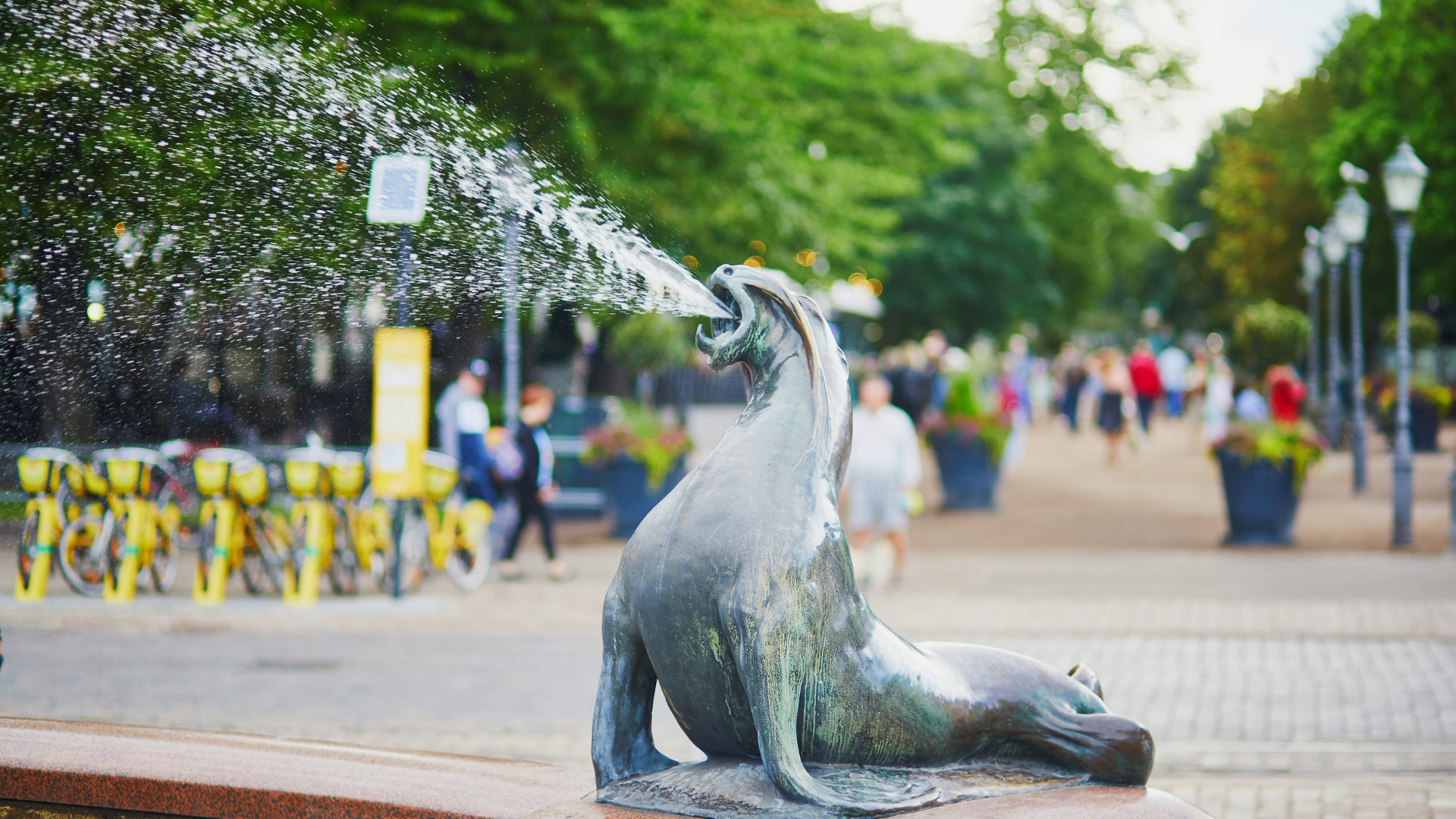 赫爾辛基的 Esplanadi 公園是市中心一個迷人的綠色綠洲,當地人和遊客都喜歡在這裡悠閒地漫步、欣賞戶外音樂會,以及體驗附近咖啡館和精品店充滿活力的氛圍。 赫爾辛基的 Esplanadi 公園是市中心一個迷人的綠色綠洲,當地人和遊客都喜歡在這裡悠閒地漫步、欣賞戶外音樂會,以及體驗附近咖啡館和精品店充滿活力的氛圍。