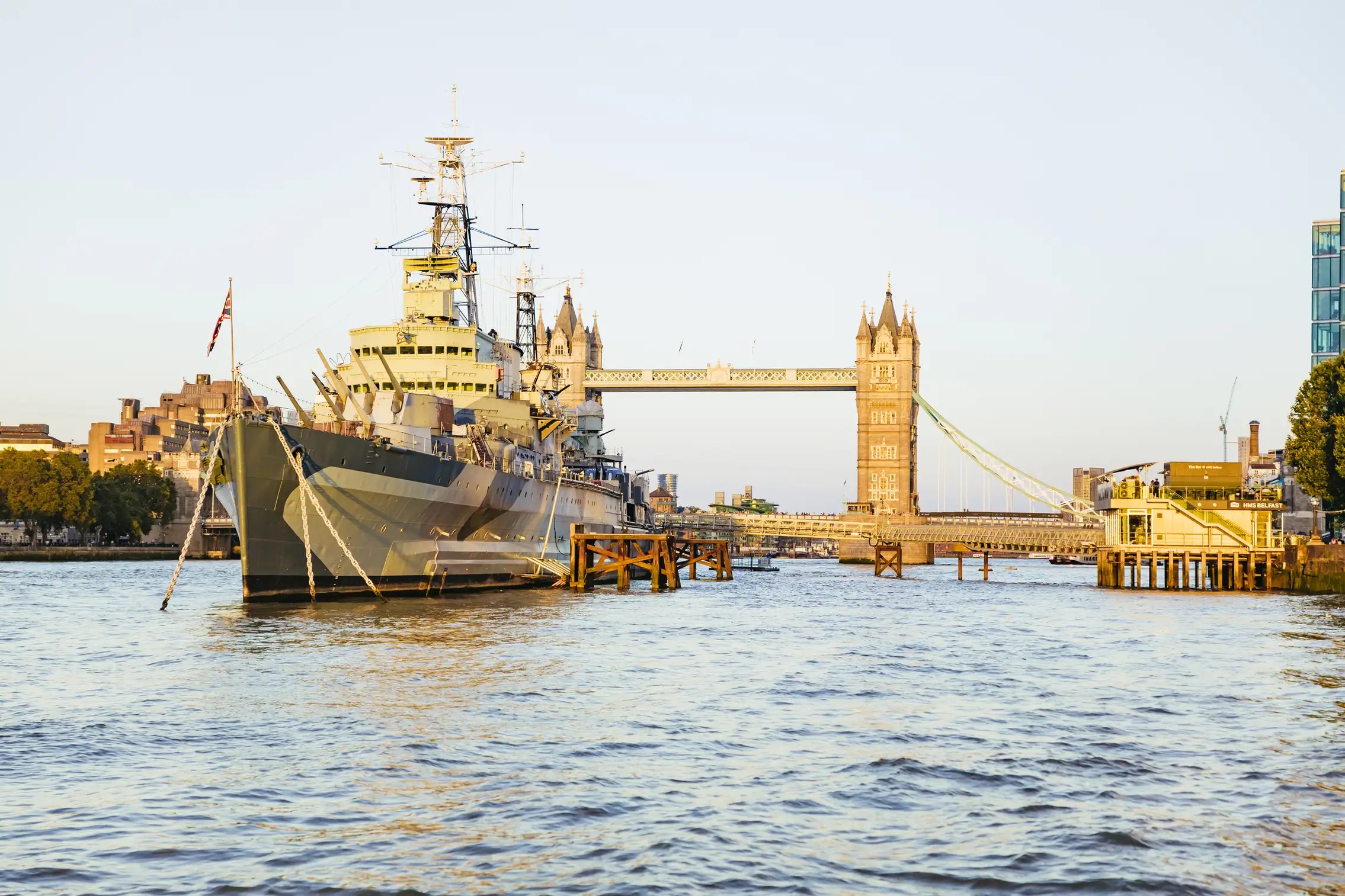 沿途欣賞泰晤士河風光，將倫敦塔橋與倫敦的經典地標盡收眼底。