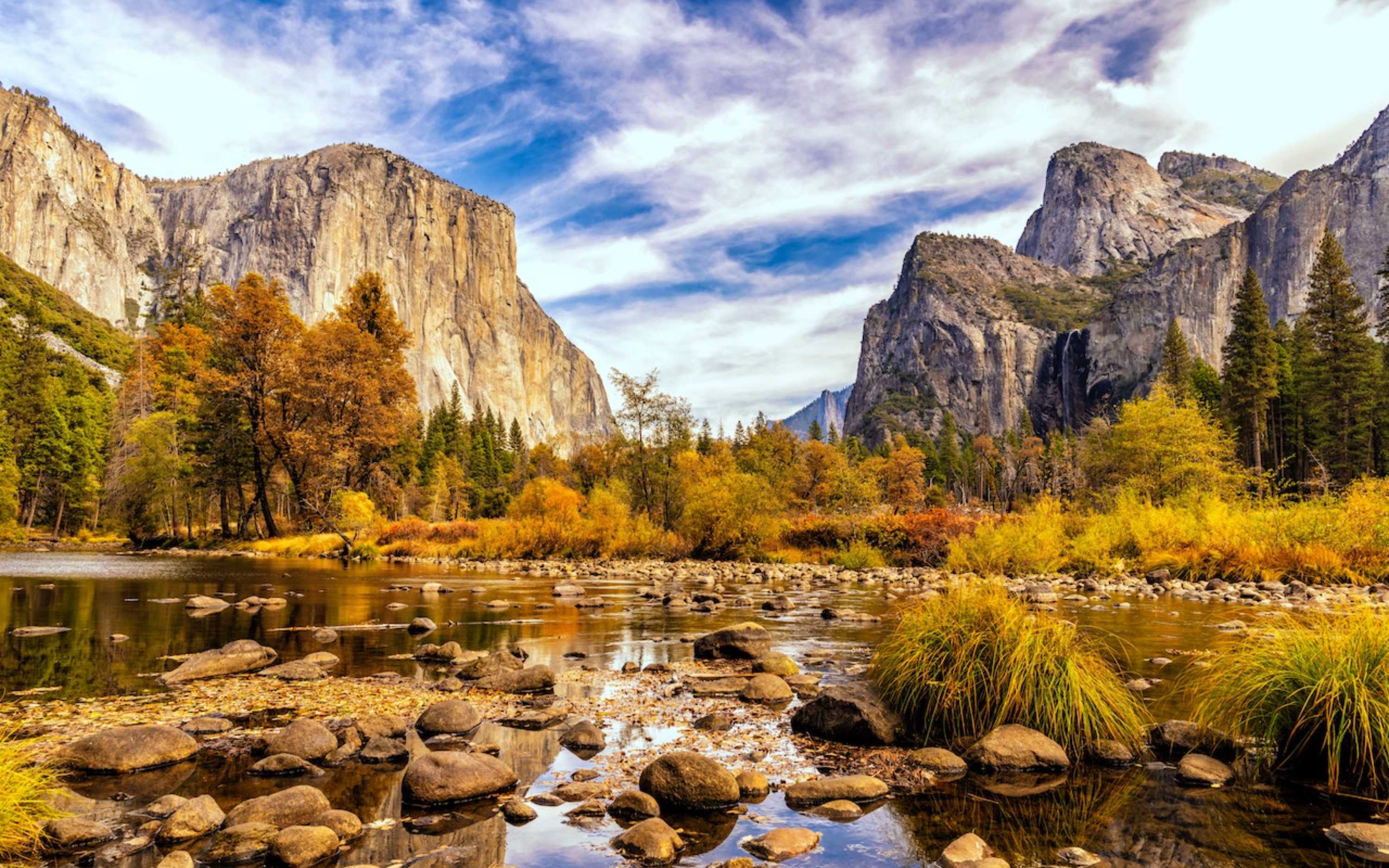 盡情享受默塞德河（Merced River）的寧靜水流，它蜿蜒穿過山谷，兩岸綠意盎然。