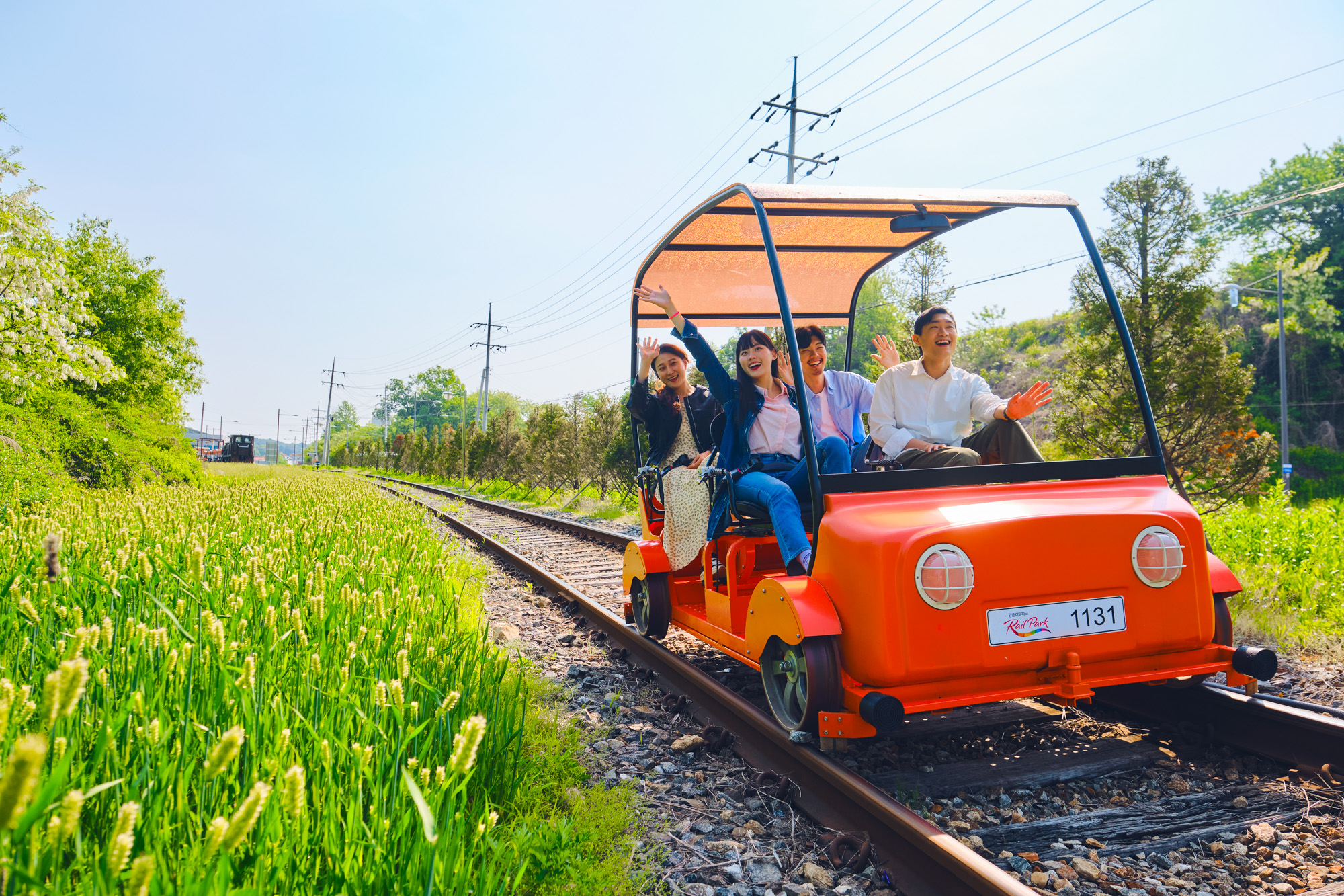 與親朋好友一同享受韓國江村鐵道自行車的戶外騎乘體驗。