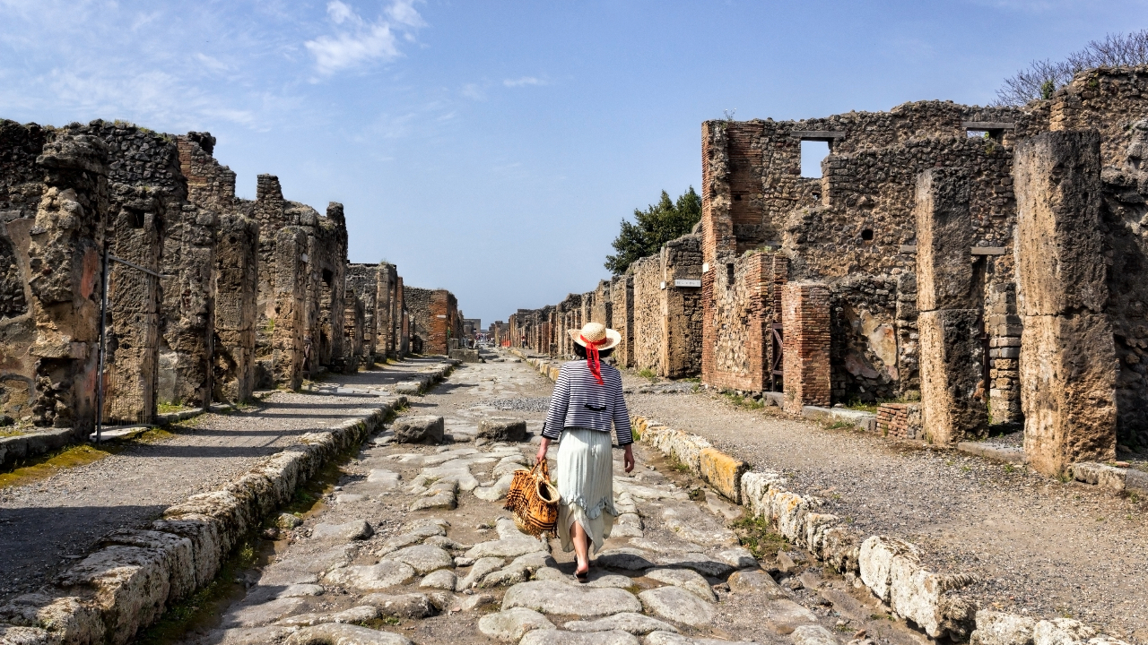 Pompeii and Sorrento tour from Naples