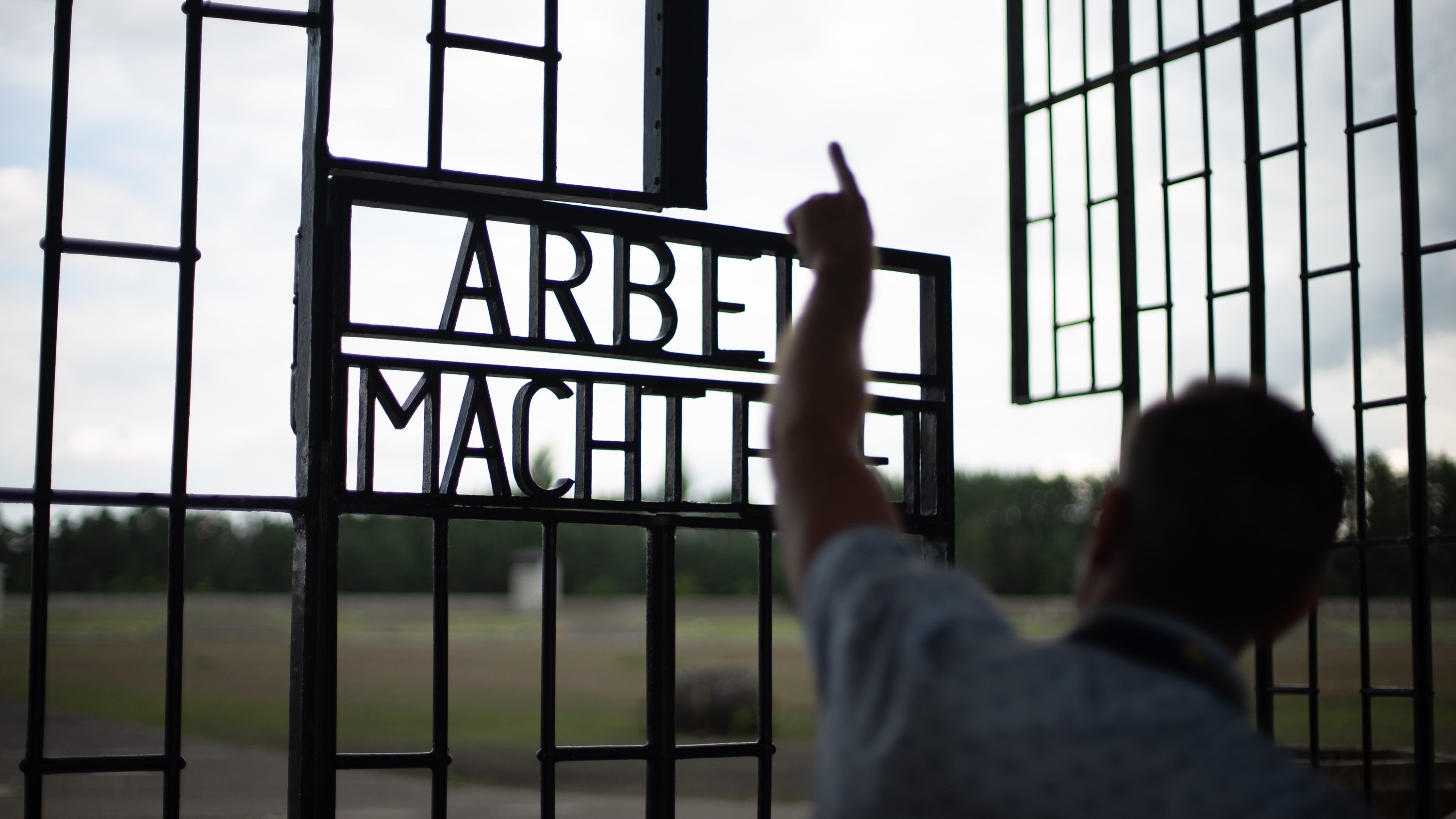 在薩克森豪森臭名昭著的大門上,刻著令人不寒而慄的「Arbeit macht frei」(勞動帶來自由)字樣 在薩克森豪森臭名昭著的大門上,刻著令人不寒而慄的「Arbeit macht frei」(勞動帶來自由)字樣
