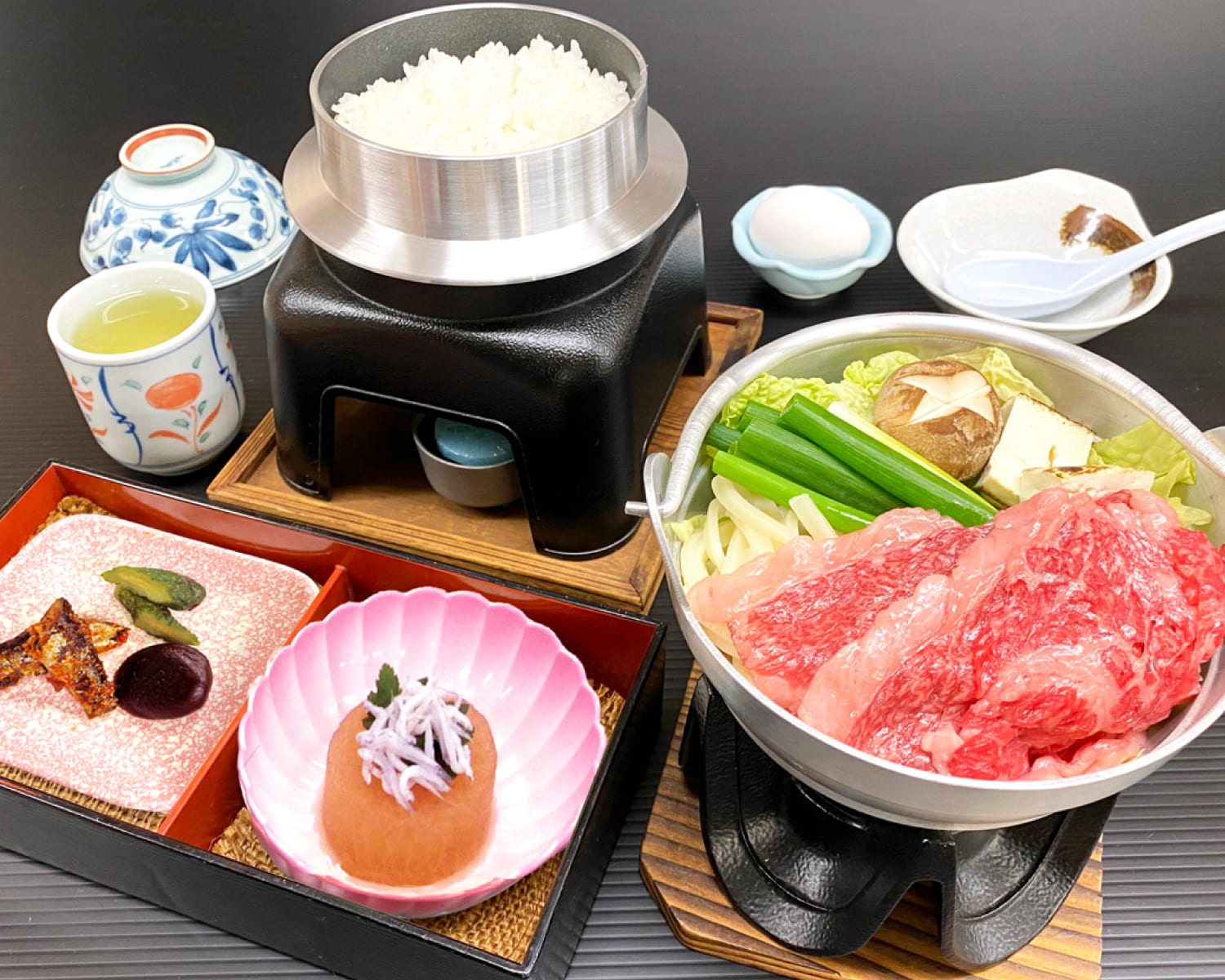 午餐特別安排日本和牛壽喜燒御膳,嚴選和牛肉質細嫩、油花分布均勻,搭配甘甜醬汁與當季食材,熱騰騰上桌,為旅途中補充滿滿能量與幸福感。 午餐特別安排日本和牛壽喜燒御膳,嚴選和牛肉質細嫩、油花分布均勻,搭配甘甜醬汁與當季食材,熱騰騰上桌,為旅途中補充滿滿能量與幸福感。