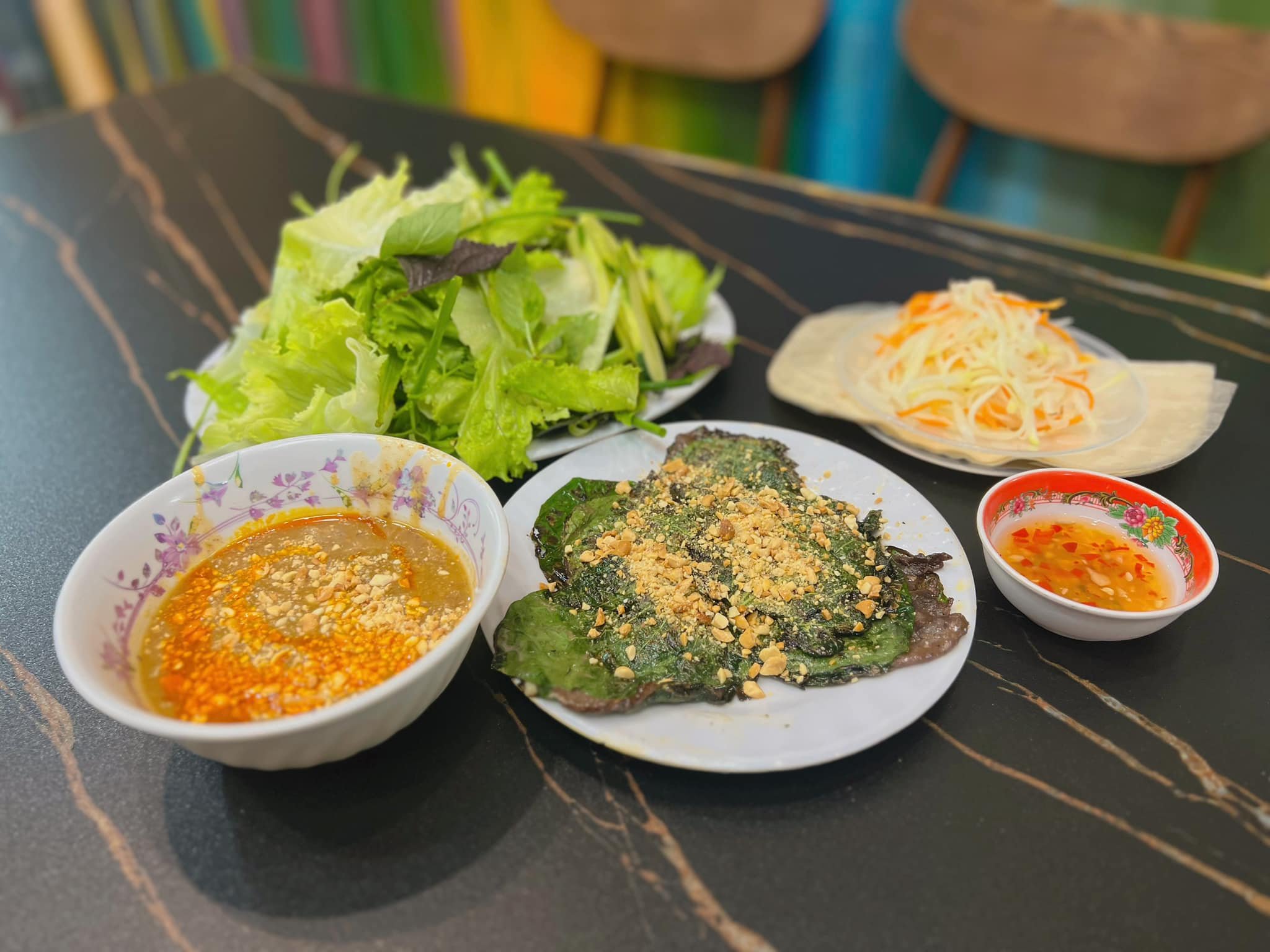 Bò Lá Lốt Cuốn (Beef in Piper Lolot Leaves)
Grilled minced beef wrapped in aromatic piper lolot leaves. Served with rice vermicelli, herbs, pickles, and rice paper to roll your own.