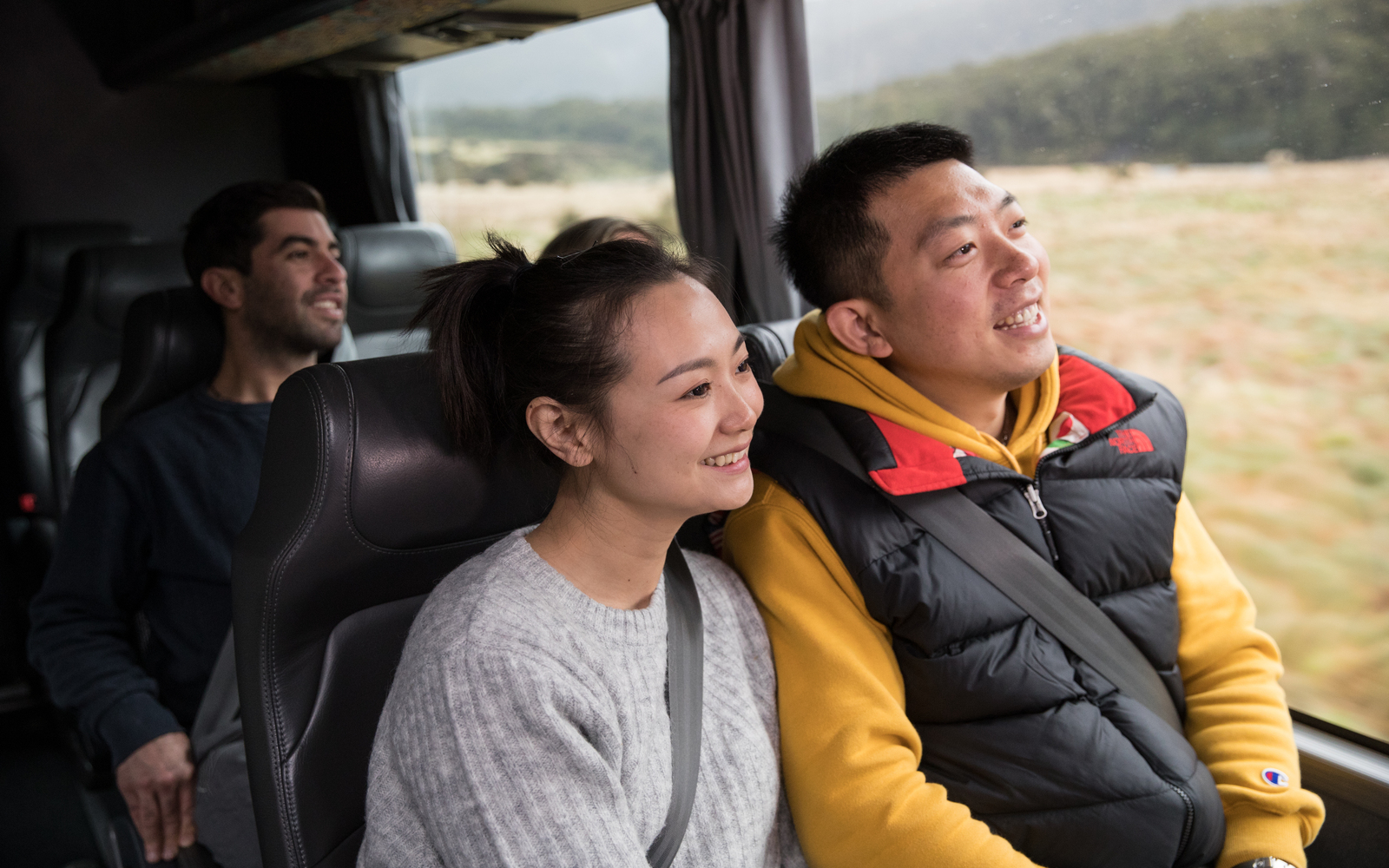 一家人在壯麗的山峰和清澈的倒影后，捕捉難忘的回憶