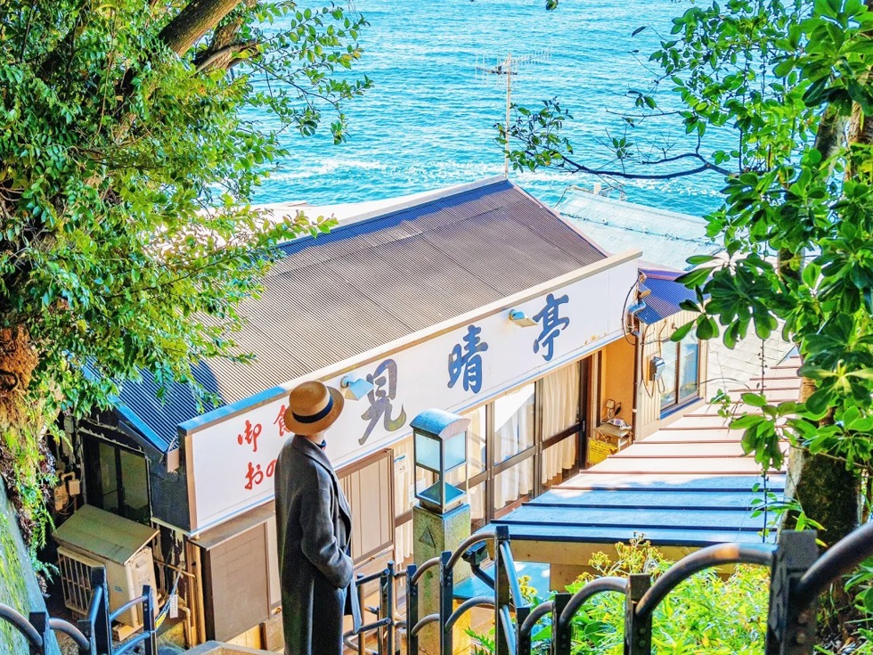 傳說由海底湧沙而成的神秘島嶼，供奉著弁財天的江島神社坐落於此。這裡不僅是海景與夕陽的絕佳觀景點，更以洗錢白龍王、青銅鳥居等文化遺蹟吸引著眾多遊客前來祈福觀光。
