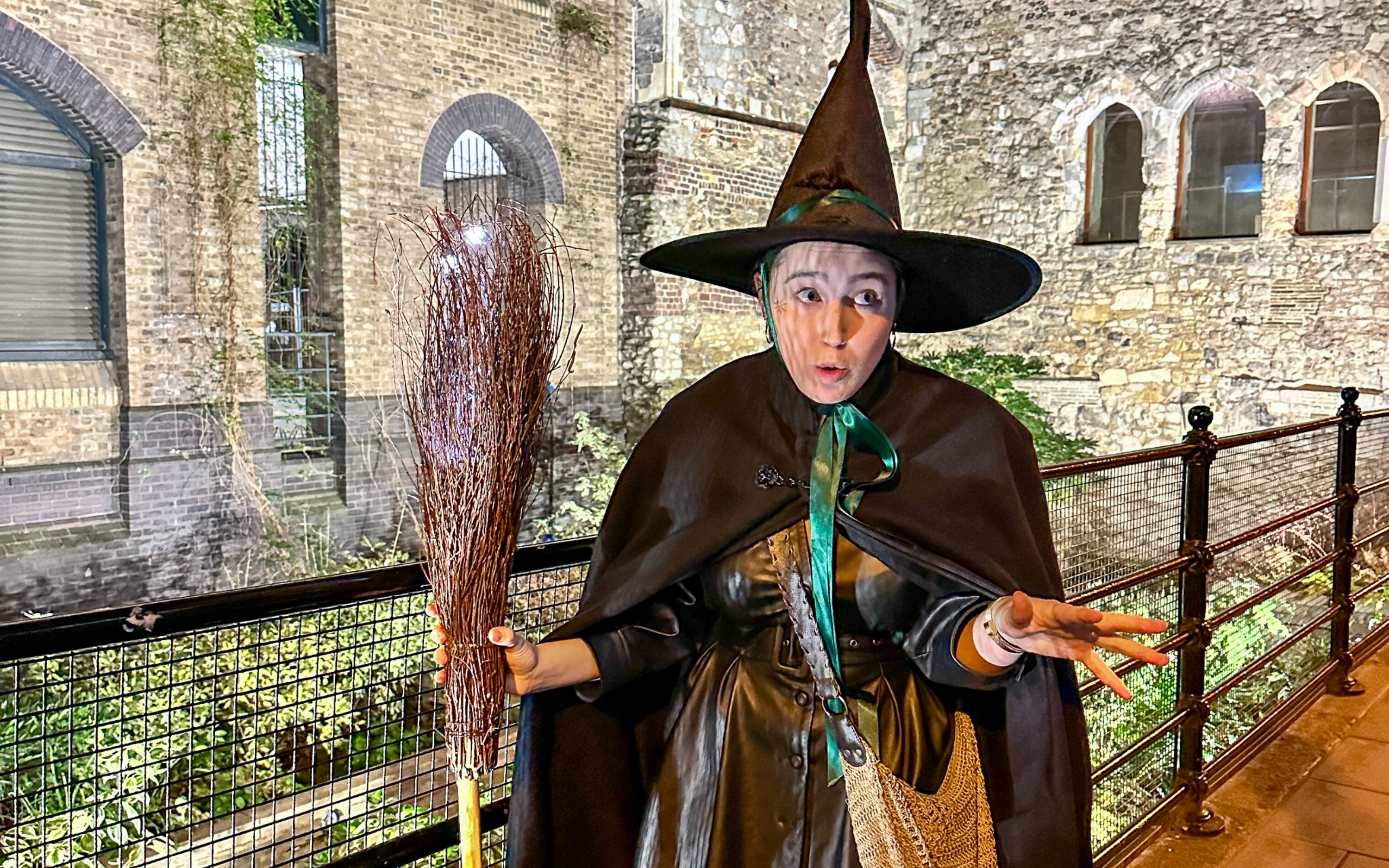 體驗由身著戲服的女巫帶領的導覽，讓歷史栩栩如生