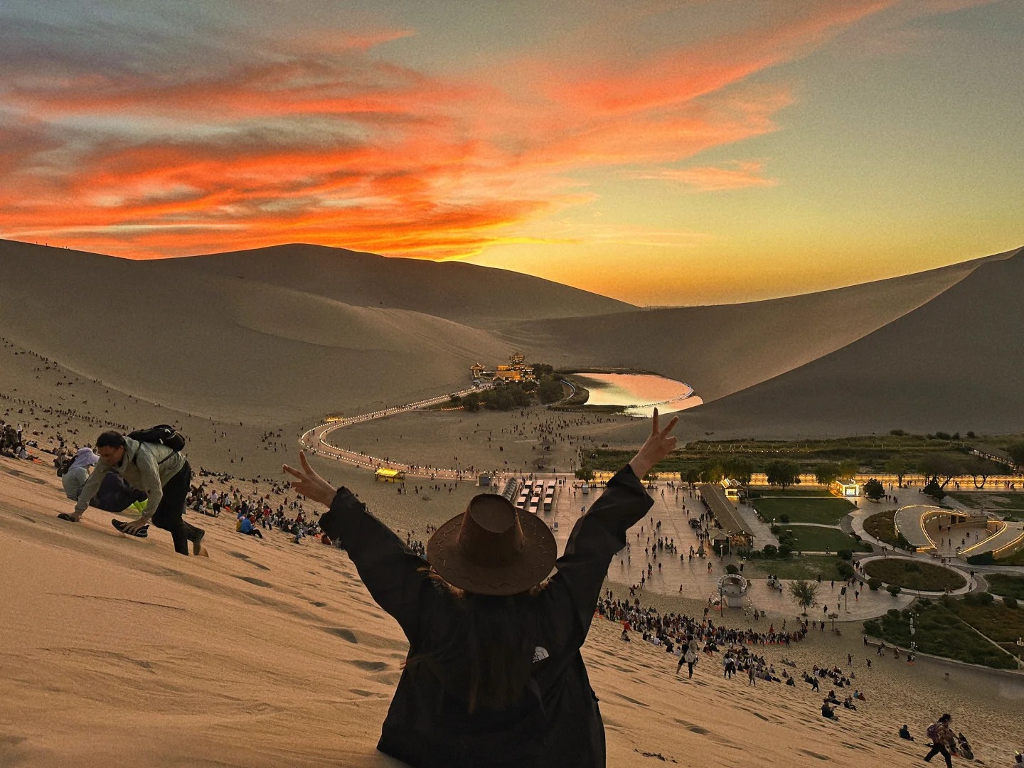 Chasing Dreams Qinghai-Gansu Northwest Grand Loop 7-Day Tour for Small Groups of 2-8 People (24-hour airport pick-up and drop-off in Xining + Mogao Grottoes + Rainbow Danxia + Emerald Lake + Crescent Spring of Singing Sand Mountain)