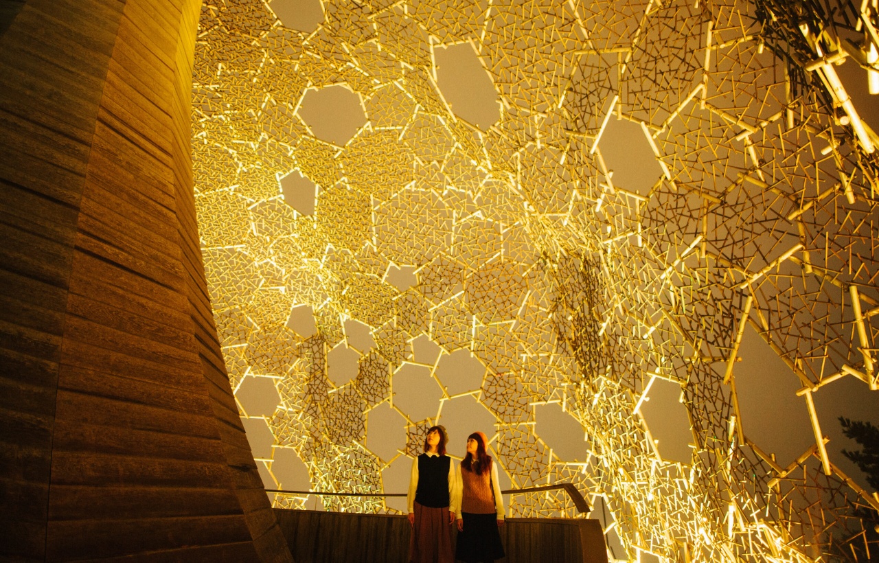 六甲山天覽臺內空間寬敞明亮,透過大窗可360°欣賞神戶市景與港口,夜景燈火輝煌,氛圍溫馨又浪漫。 六甲山天覽臺內空間寬敞明亮,透過大窗可360°欣賞神戶市景與港口,夜景燈火輝煌,氛圍溫馨又浪漫。