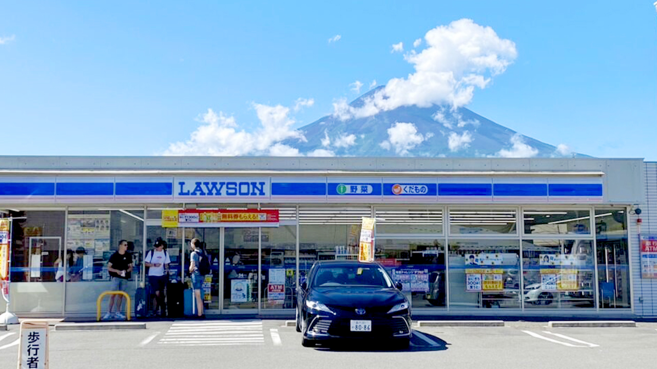 河口湖羅森便利店為網紅打卡點，可拍攝富士山與街景同框畫面，充滿日系風格，深受遊客喜愛。
