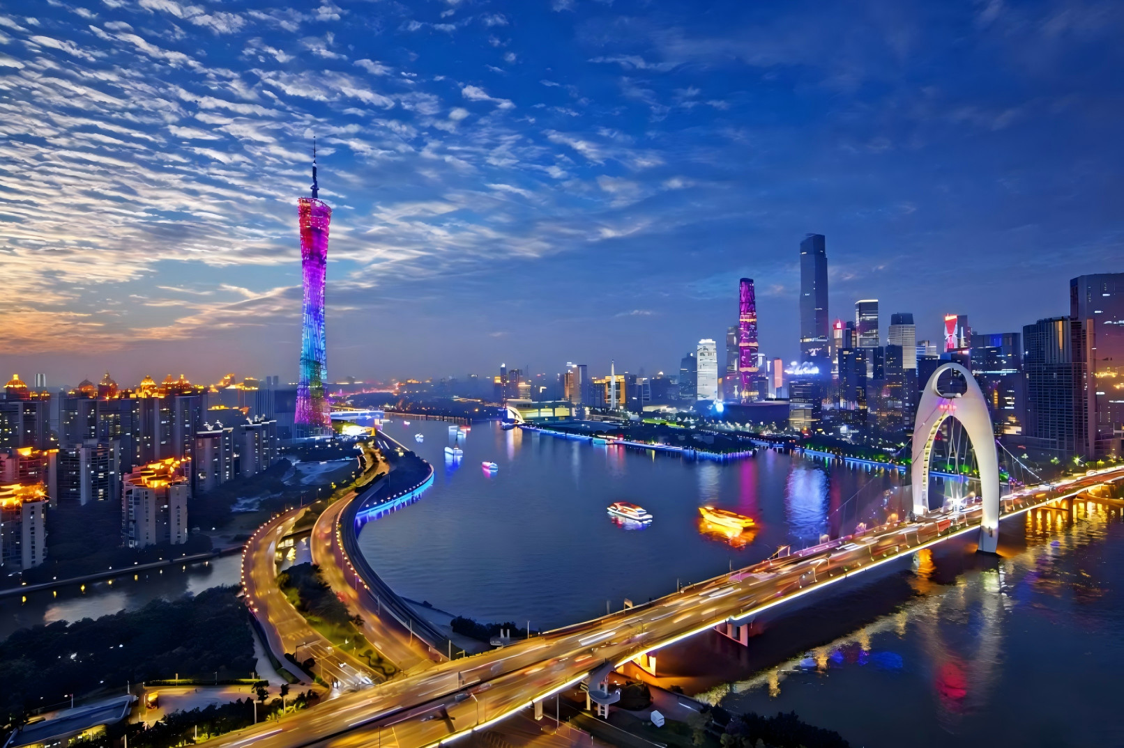 Read 2000 Years in One Night | Guangzhou Night Tour Private Group + English Guide | Millennium Ancient Road + Pearl River Cruise + Optional Late Night Snack