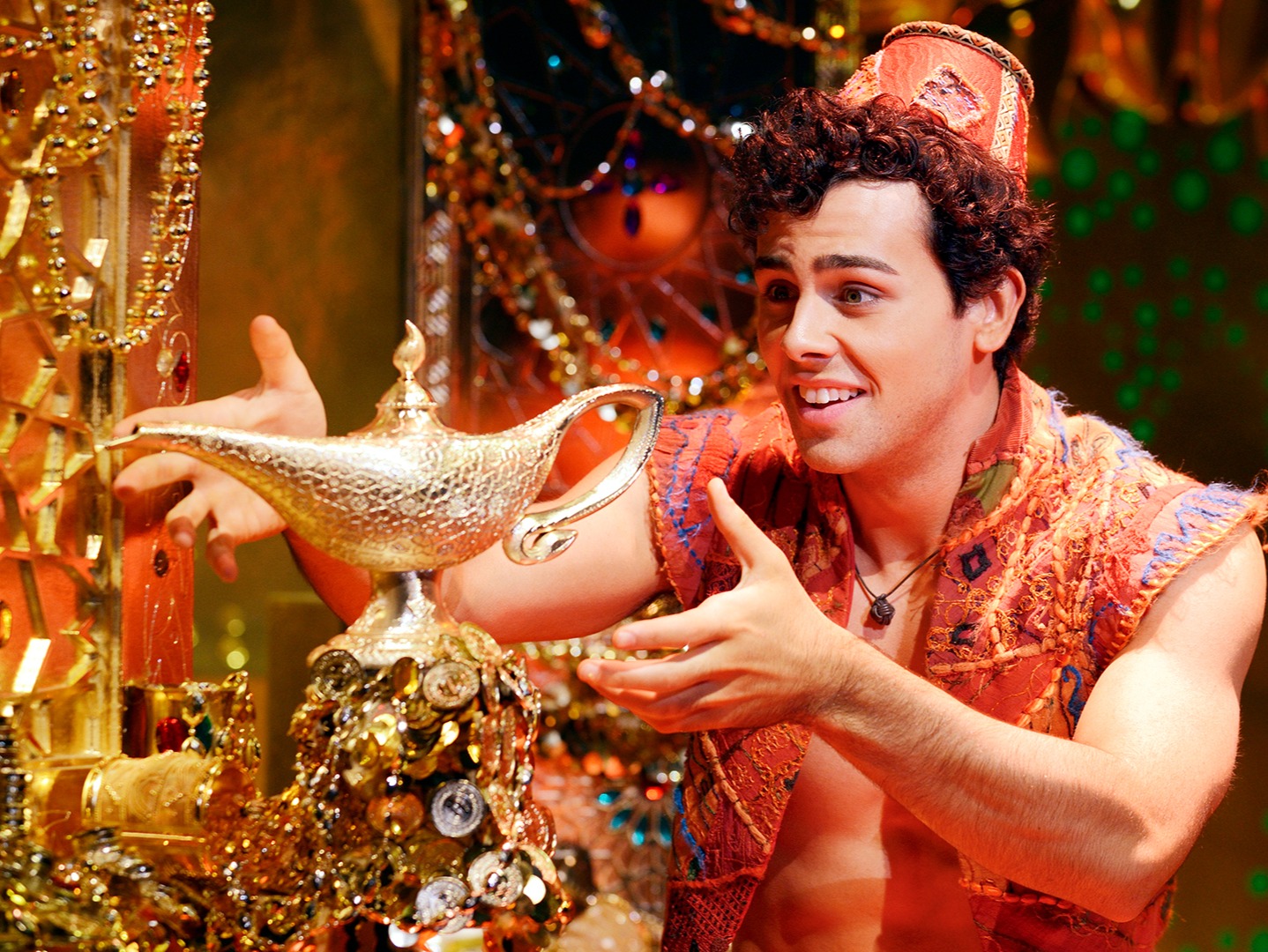 扣人心絃的全新音樂劇美輪美奐、充滿魔力、幽默風趣