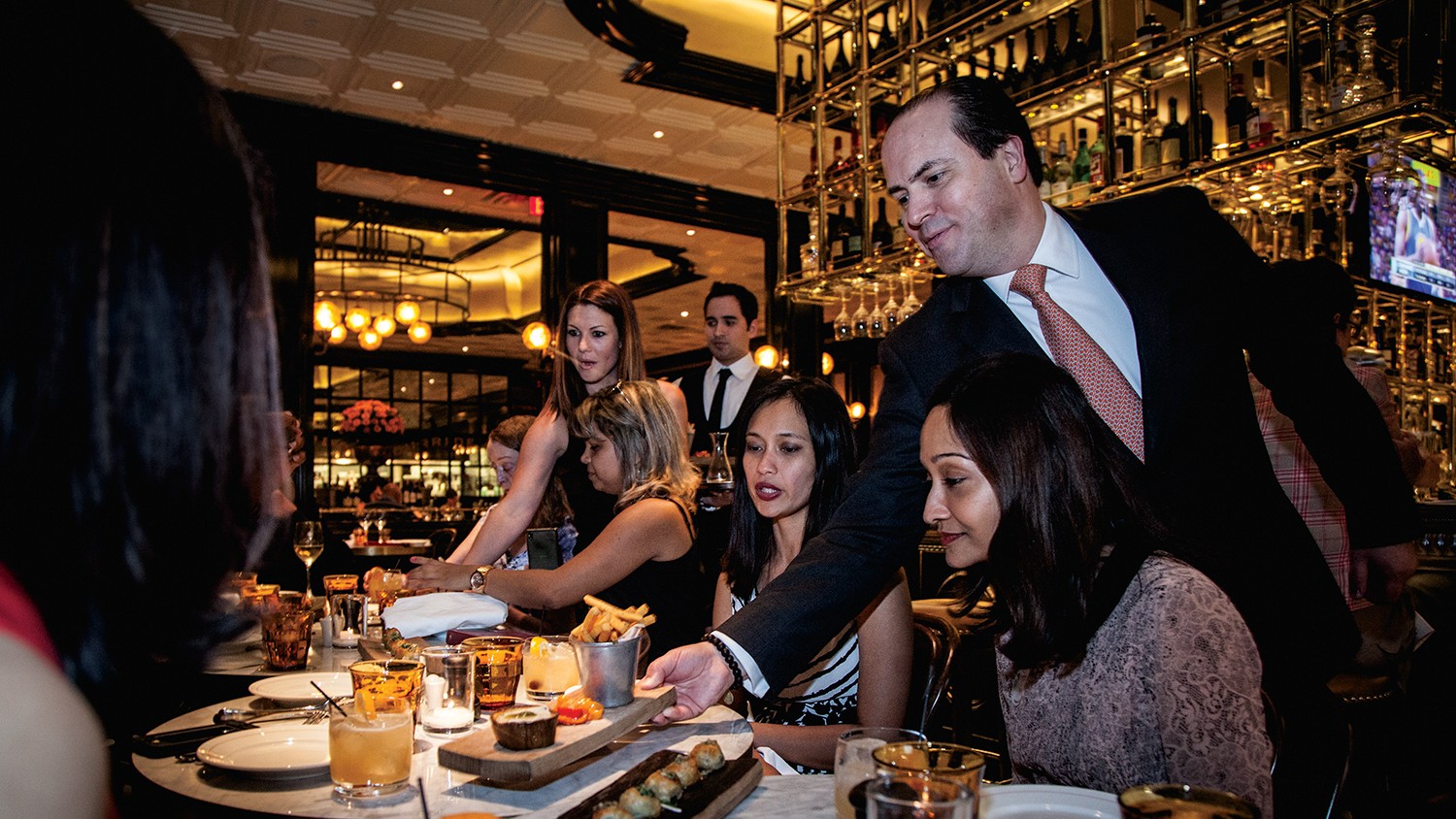 在拉斯維加斯頂級餐廳，盡享美食與美好時光，度過一個愉快的社交之夜。