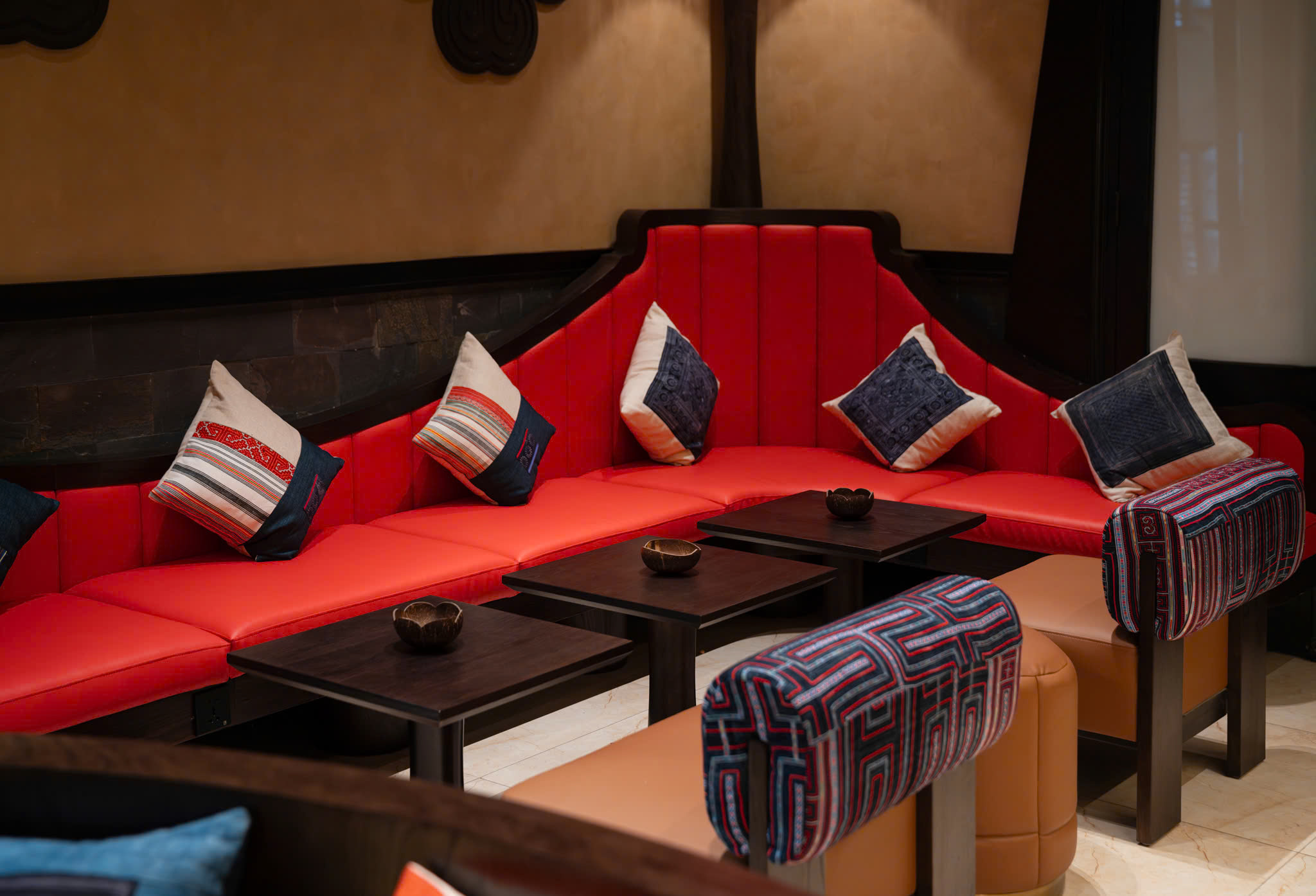 河內貴賓室：文化主題設計，搭配舒適的仿皮沙發，盡享頂級休憩體驗。