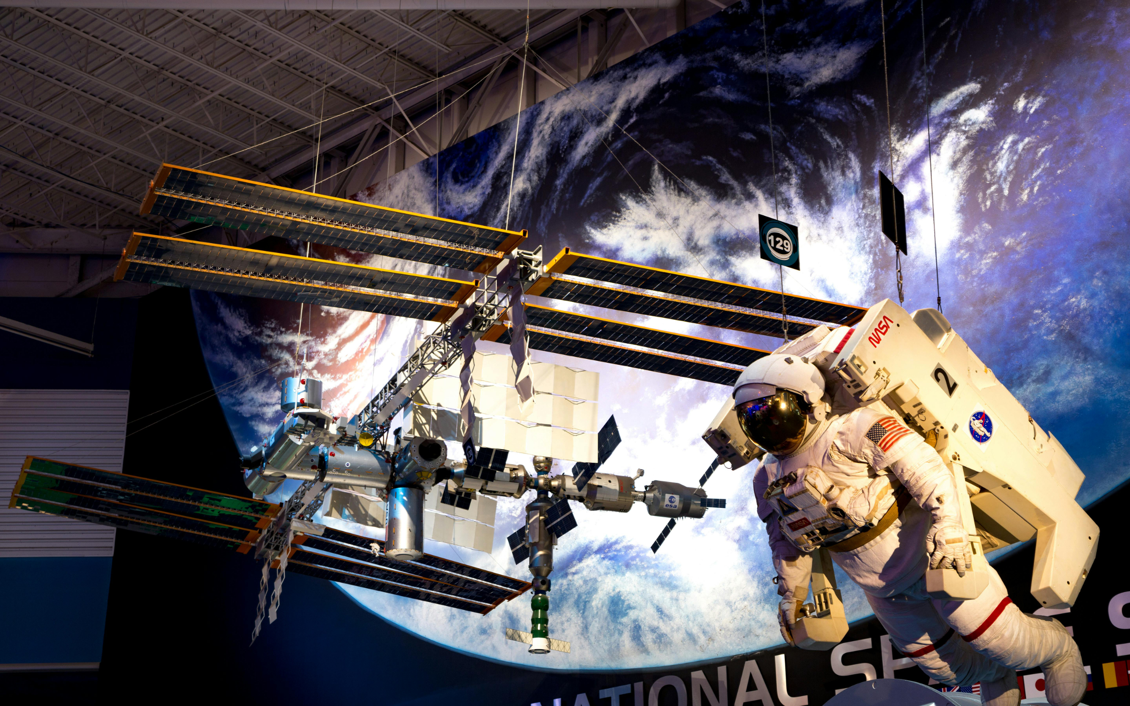 探索並參與關於宇航員在航天器上生活的互動展示