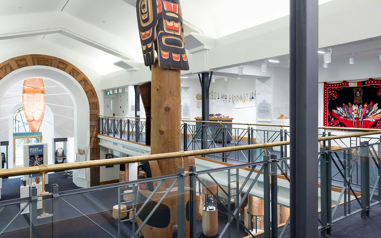 在 Bill Reid Gallery 體驗西北海岸原住民藝術的宏偉壯麗。