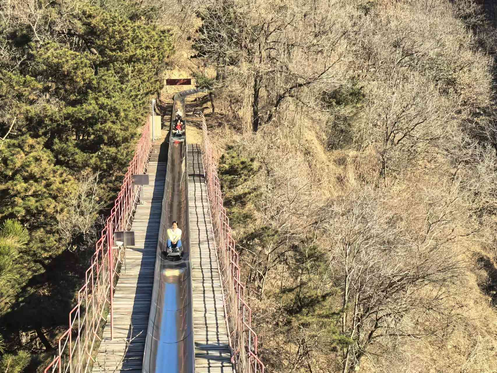 遊玩長城結束後，我們將按原路返回. 若選擇慕田峪長城，可額外解鎖別樣下山方式, 不妨體驗一下那充滿刺激與趣味的滑道。坐上滑道，風在耳邊呼嘯而過，眼前的景色快速閃過，彷彿化身為一名勇敢的冒險者，在速度與激情中向山腳下飛馳而去，讓歡樂的笑聲迴盪在山間。倘若您更偏愛悠然愜意的下山方式，那也無妨。您可以選擇乘坐吊椅式纜車，悠悠然地懸掛於半空，將四周的美景盡收眼底；或者搭乘普通纜車，在平穩的行進中，再次回味長城的壯麗風姿，讓這段美好的旅程在寧靜與舒適中緩緩落下帷幕。