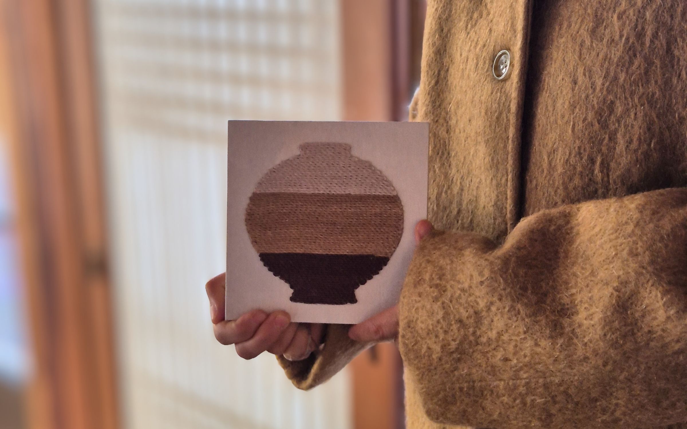 這是一種觸覺藝術創作過程,透過將撕碎的韓紙層層堆疊並壓製於畫布上而成。即使設計相同,不同顏色的韓紙也能創造出獨特的表現。
這是一種觸覺藝術創作過程,透過將撕碎的韓紙層層堆疊並壓製於畫布上而成。即使設計相同,不同顏色的韓紙也能創造出獨特的表現。