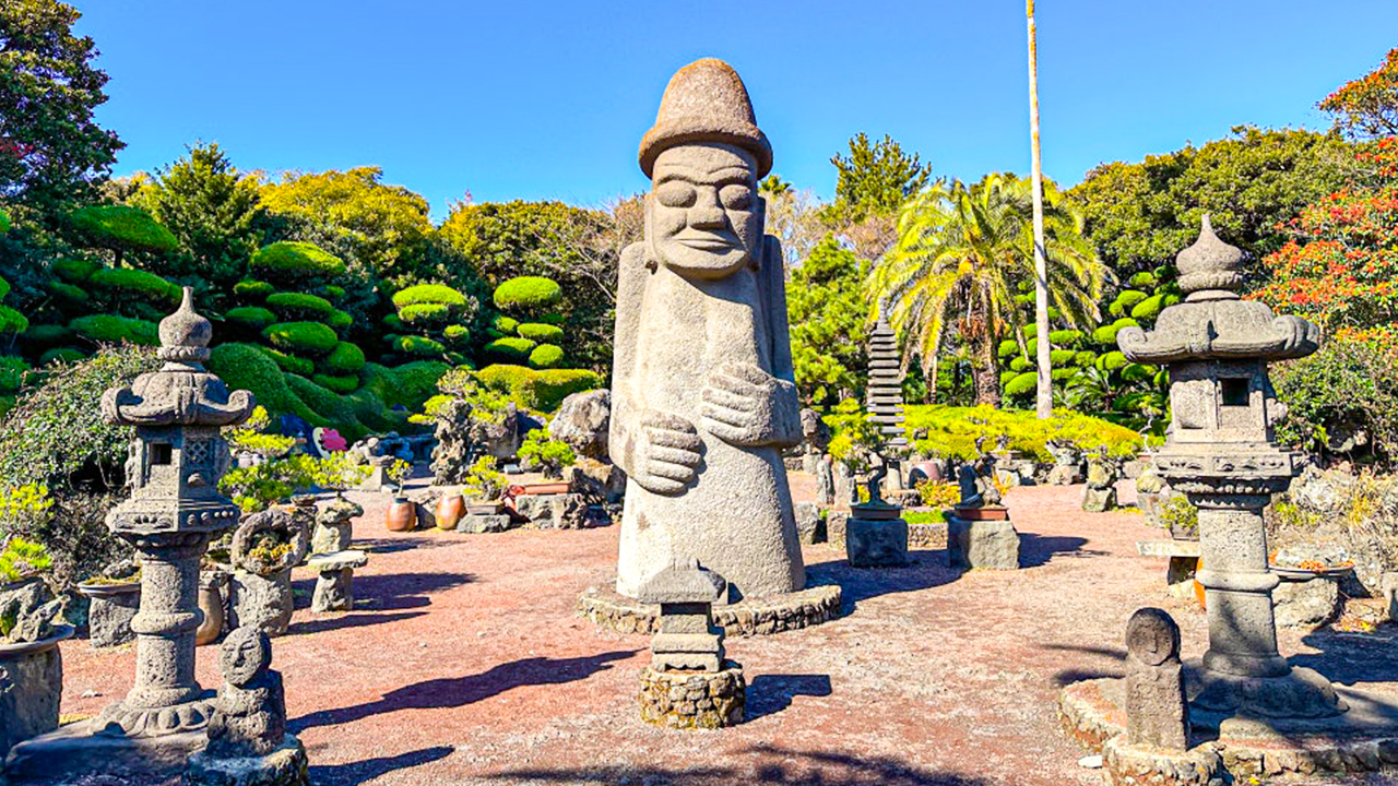 漫步於鬱鬱蔥蔥的綠意中，欣賞大自然鬼斧神工的獨特岩層，盡享悠閒時光。