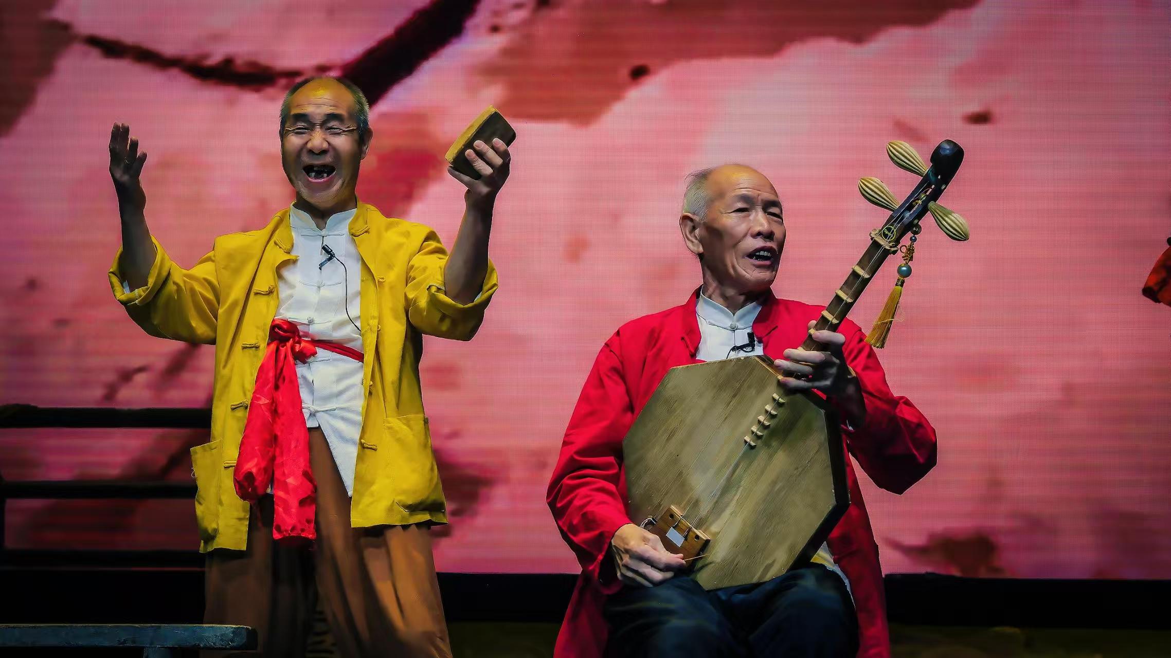 華陰老腔是明末清初，陝西省華陰市泉店村張家戶族只傳本姓、不傳外人的家族戲