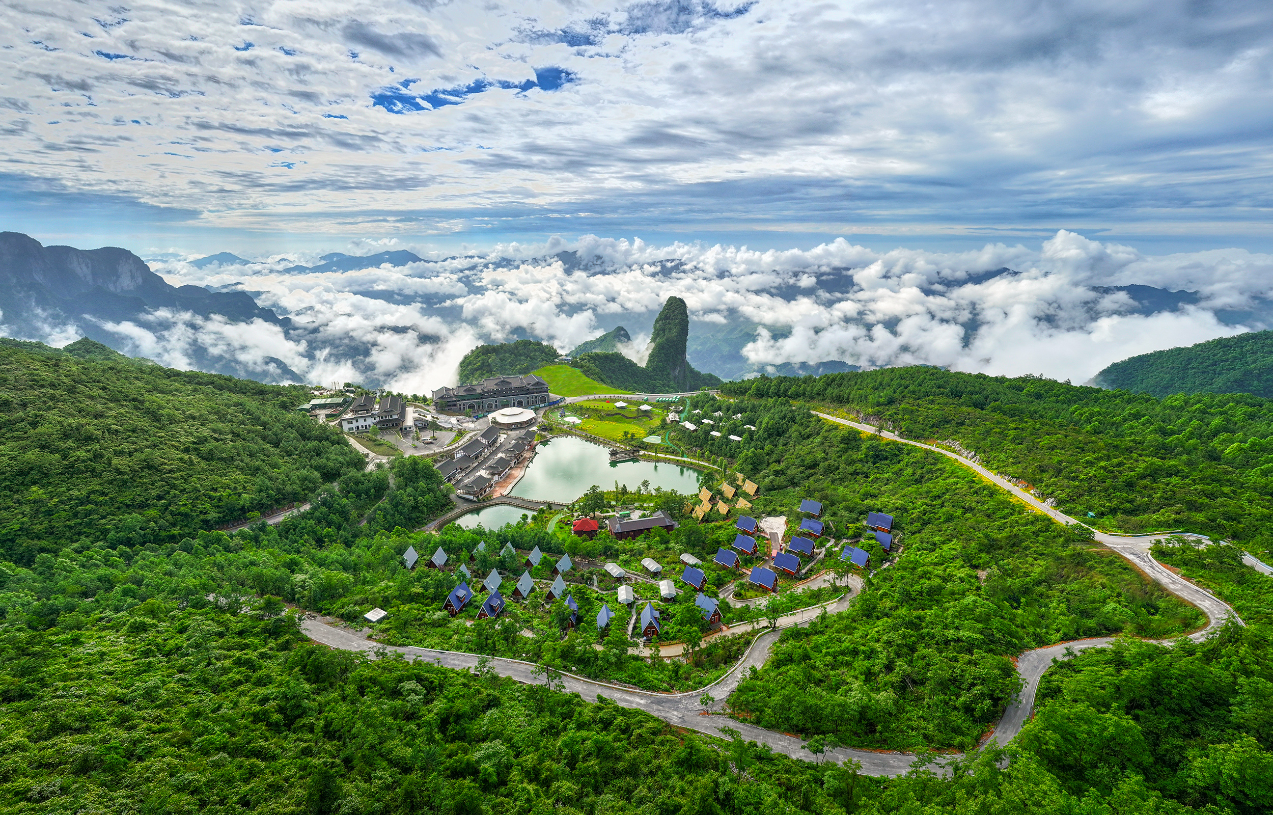 七星山景區“山水秘境 + 度假天堂” 的雙重魅力,這裡的藍頂帳篷是輕奢野奢風格,每一頂都獨立分佈在林間,既保留了戶外露營的野趣,又配備了現代化舒適設施(獨立衛浴、柔軟床品、全景窗)。躺在床上就能看窗外的綠意林海,清晨推開帳篷門就是翻湧的雲海,把 “睡在自然裡” 的氛圍感拉滿。聚落被原始次森林完全包裹,負氧離子含量極高,是名副其實的 “天然氧吧”。沒有城市喧囂,只有鳥鳴、風聲和樹葉沙沙聲,適合想要徹底放鬆的人群,無論是發呆、看書還是冥想,都能沉浸式感受山野的寧靜。聚落緊鄰七星山標誌性的拇指峰(天燭峰),是觀 七星山景區“山水秘境 + 度假天堂” 的雙重魅力,這裡的藍頂帳篷是輕奢野奢風格,每一頂都獨立分佈在林間,既保留了戶外露營的野趣,又配備了現代化舒適設施(獨立衛浴、柔軟床品、全景窗)。躺在床上就能看窗外的綠意林海,清晨推開帳篷門就是翻湧的雲海,把 “睡在自然裡” 的氛圍感拉滿。聚落被原始次森林完全包裹,負氧離子含量極高,是名副其實的 “天然氧吧”。沒有城市喧囂,只有鳥鳴、風聲和樹葉沙沙聲,適合想要徹底放鬆的人群,無論是發呆、看書還是冥想,都能沉浸式感受山野的寧靜。聚落緊鄰七星山標誌性的拇指峰(天燭峰),是觀
